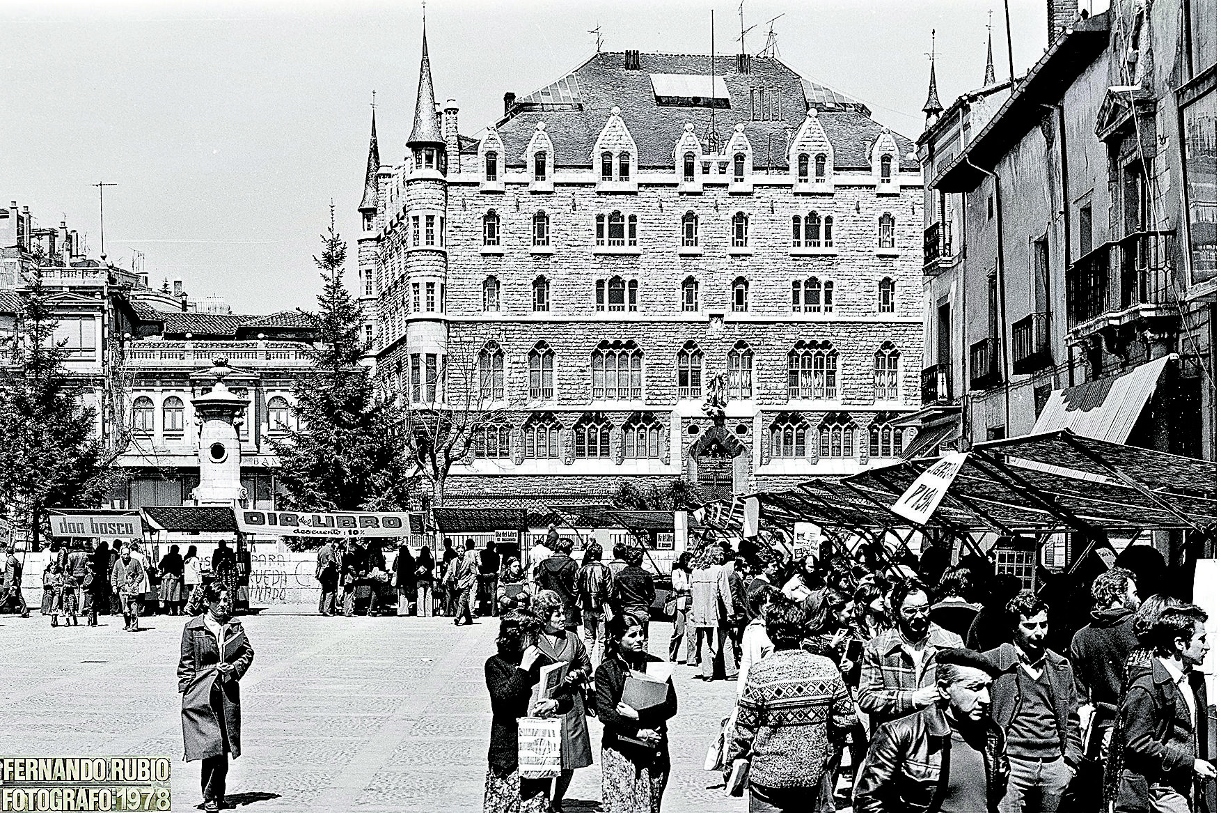 La Feria de 1978 dejó la Plaza de las Tiendas del año anterior para acogerse a una estampa y un espacio mucho más tradicional. | FERNANDO RUBIO