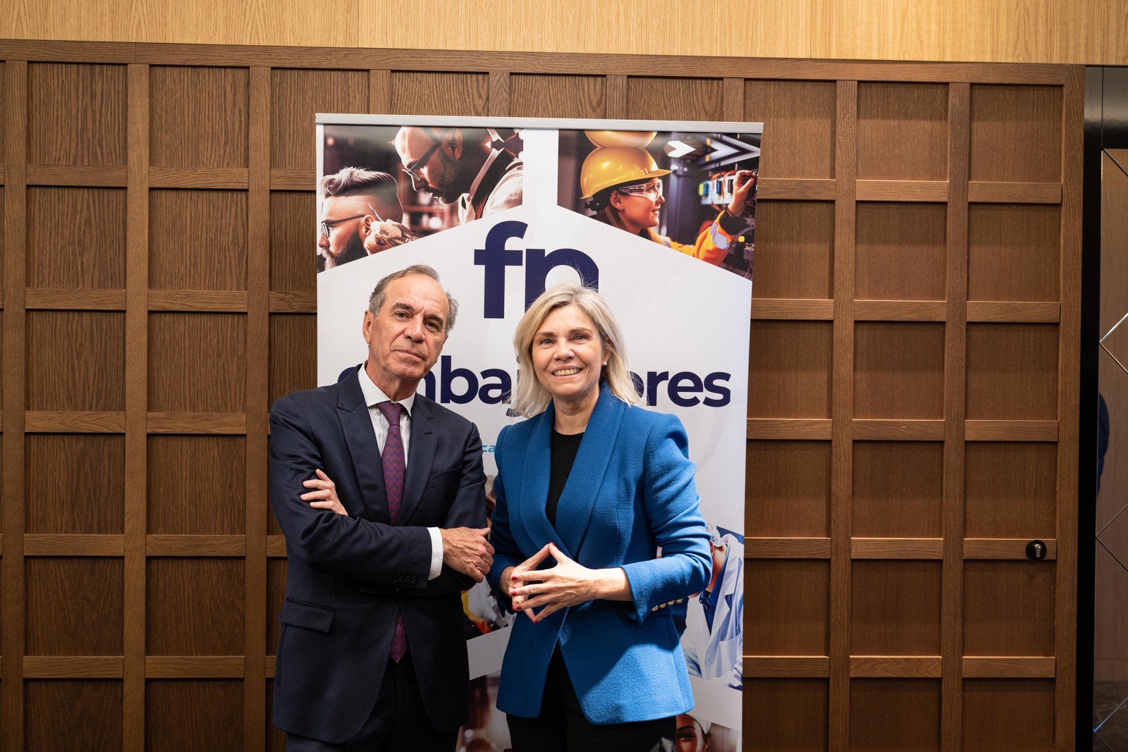 Juan María Vallejo (Fele) y Belén Martín (CaixaBank) firmaron el convenio. | L.N.C.