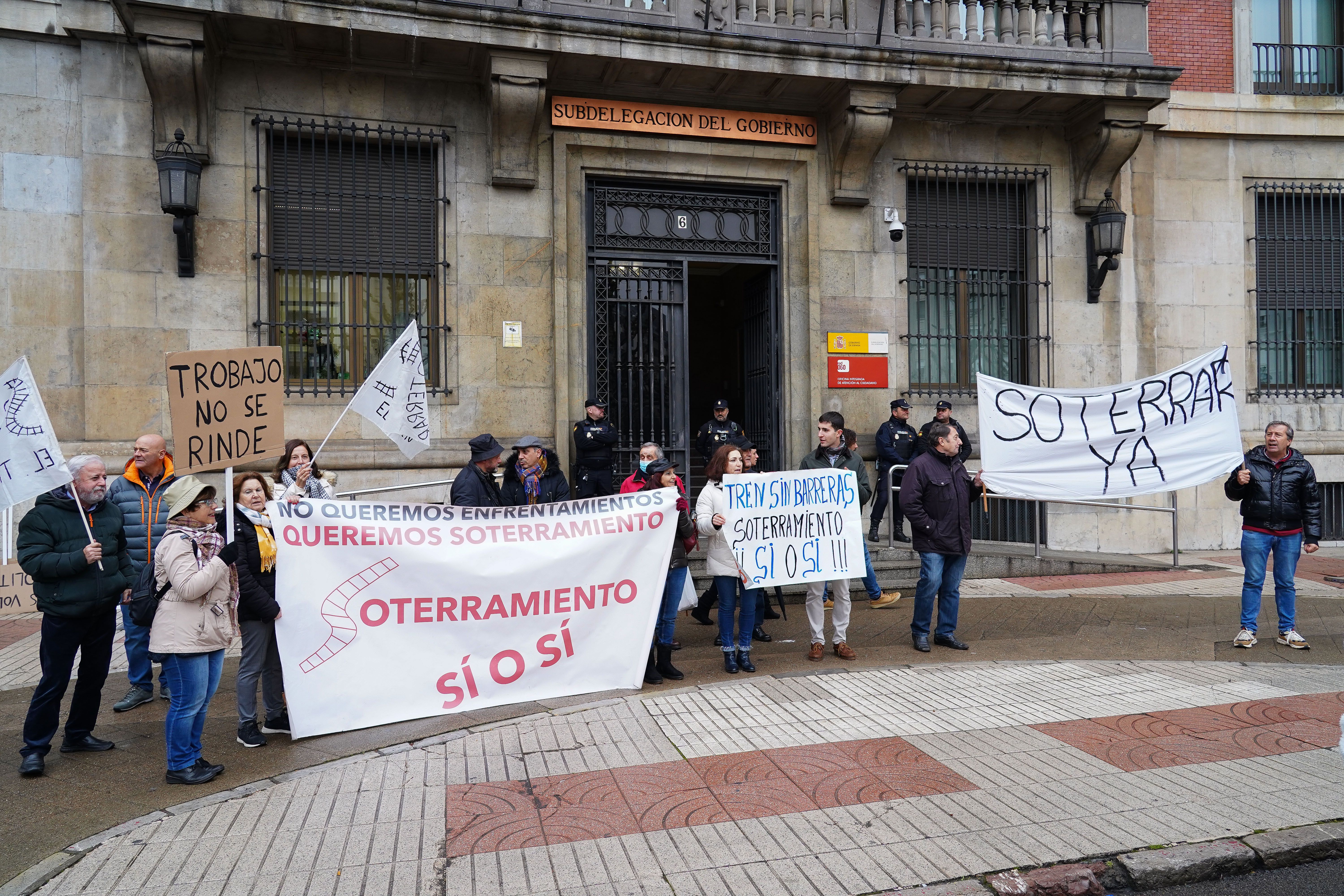Imagen de archivo de una de las protestas por el soterramiento frente a la Subdelegación del Gobierno en León. | ICAL
