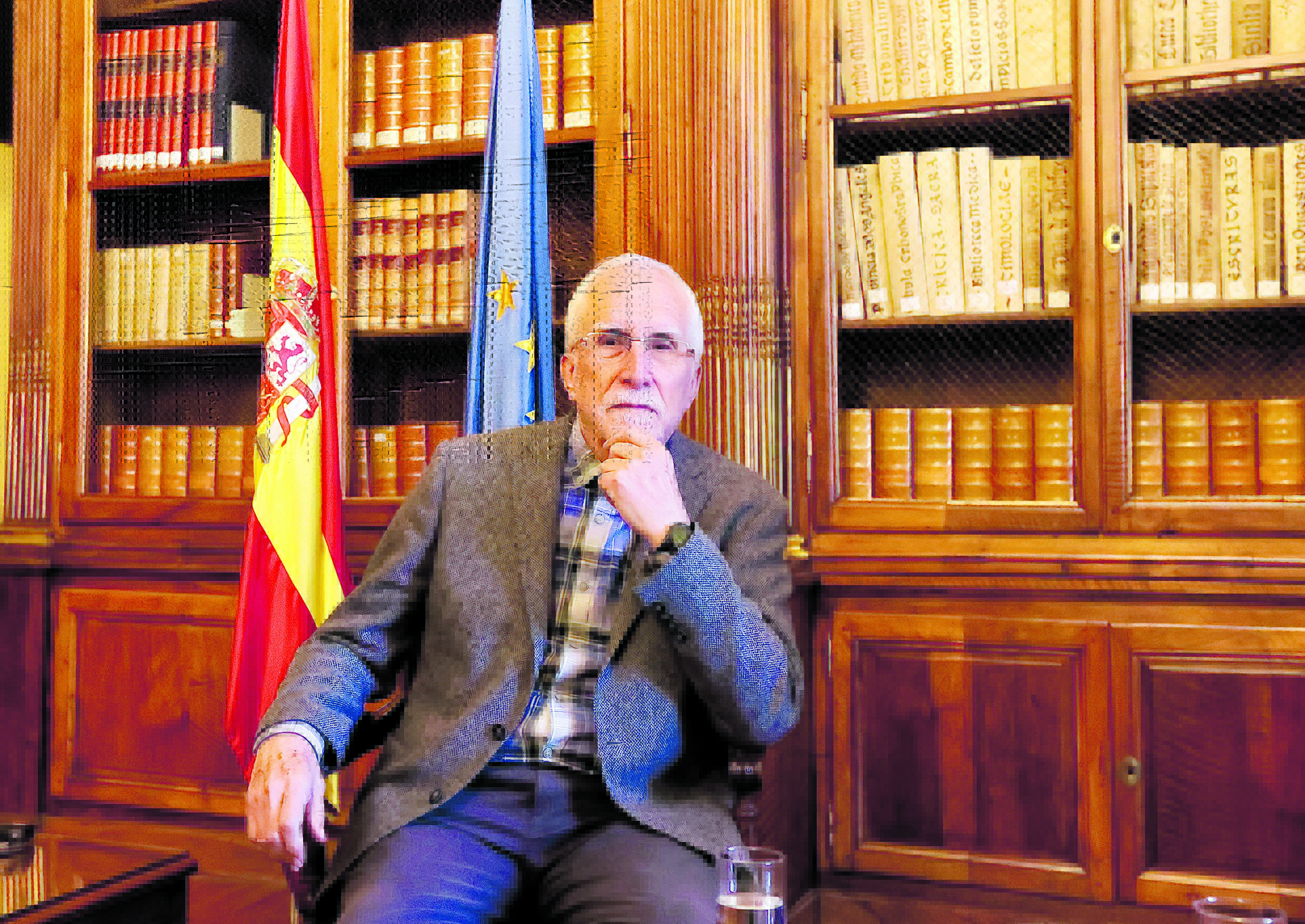 El escritor lacianiego Luis Mateo Diez, Premio Cervantes 2023, en el encuentro con los medios mantenido este lunes en la Biblioteca Nacional. | JUAN LÁZARO