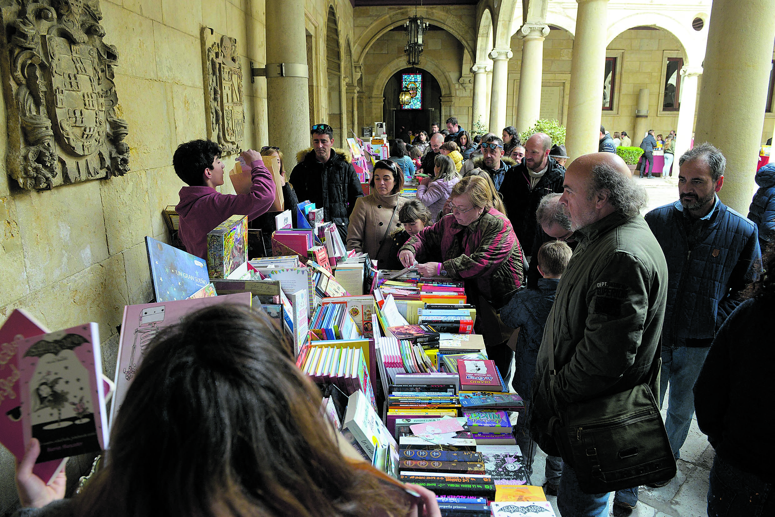 Los soportales del patio del Palacio de los Guzmanes volverán a acoger los puestos de libros. | MAURICIO PEÑA