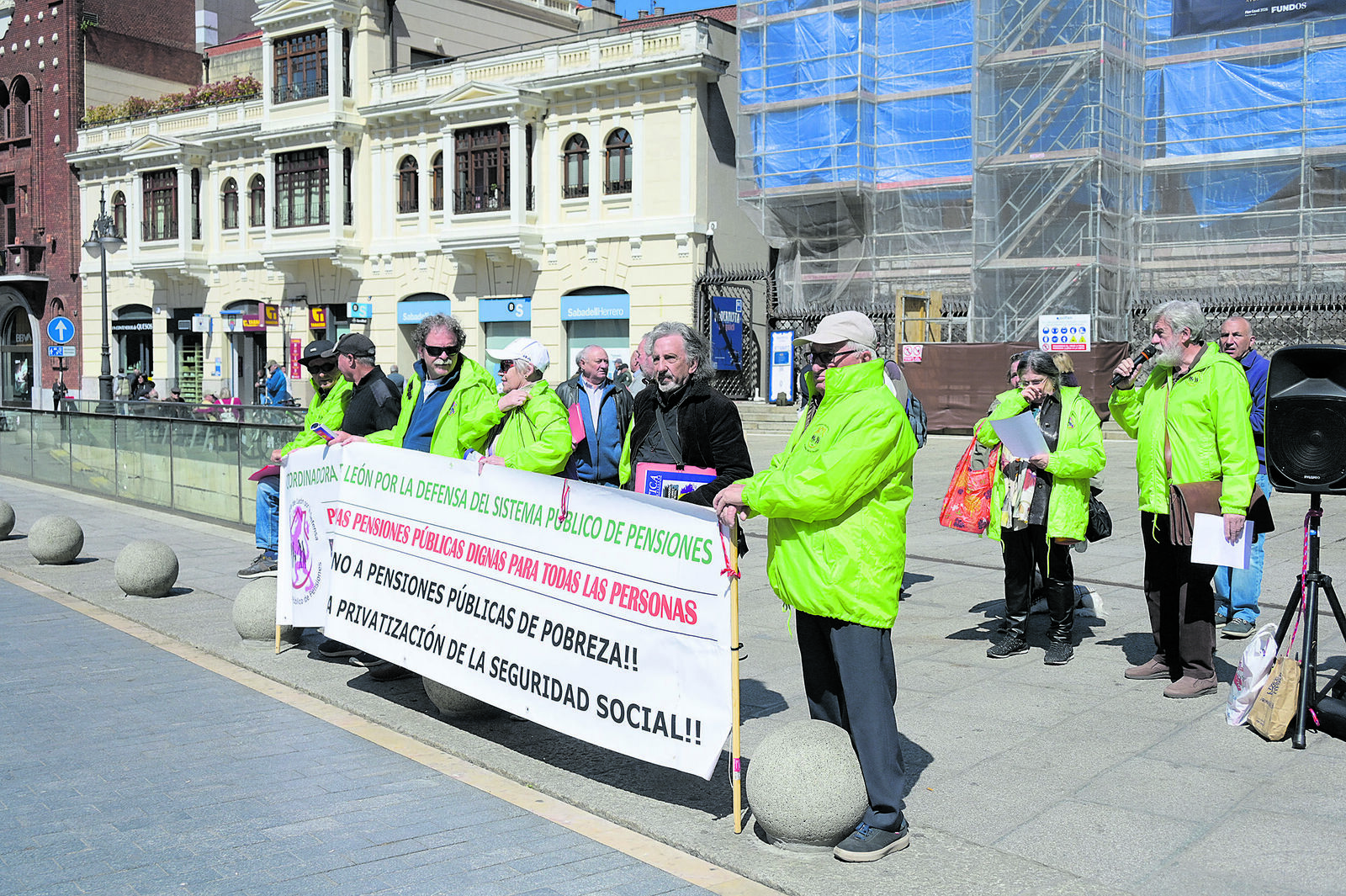 Concentración este lunes en la plaza de Botines de la capital. | MAURICIO PEÑA