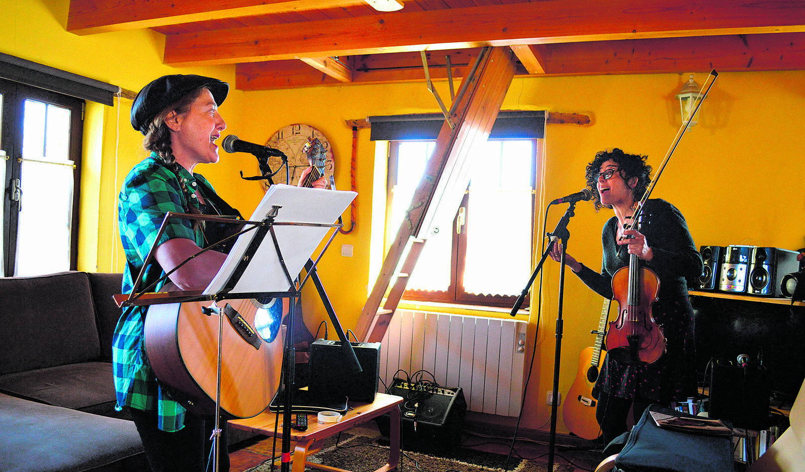 Ana Rabanal y Mónica Acevedo ensayando en Brugos de Fenar el concierto que ofrecen esta tarde en el pueblo.