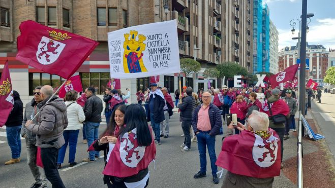 Los manifestantes este martes en León. | ALFONSO MARTÍNEZ