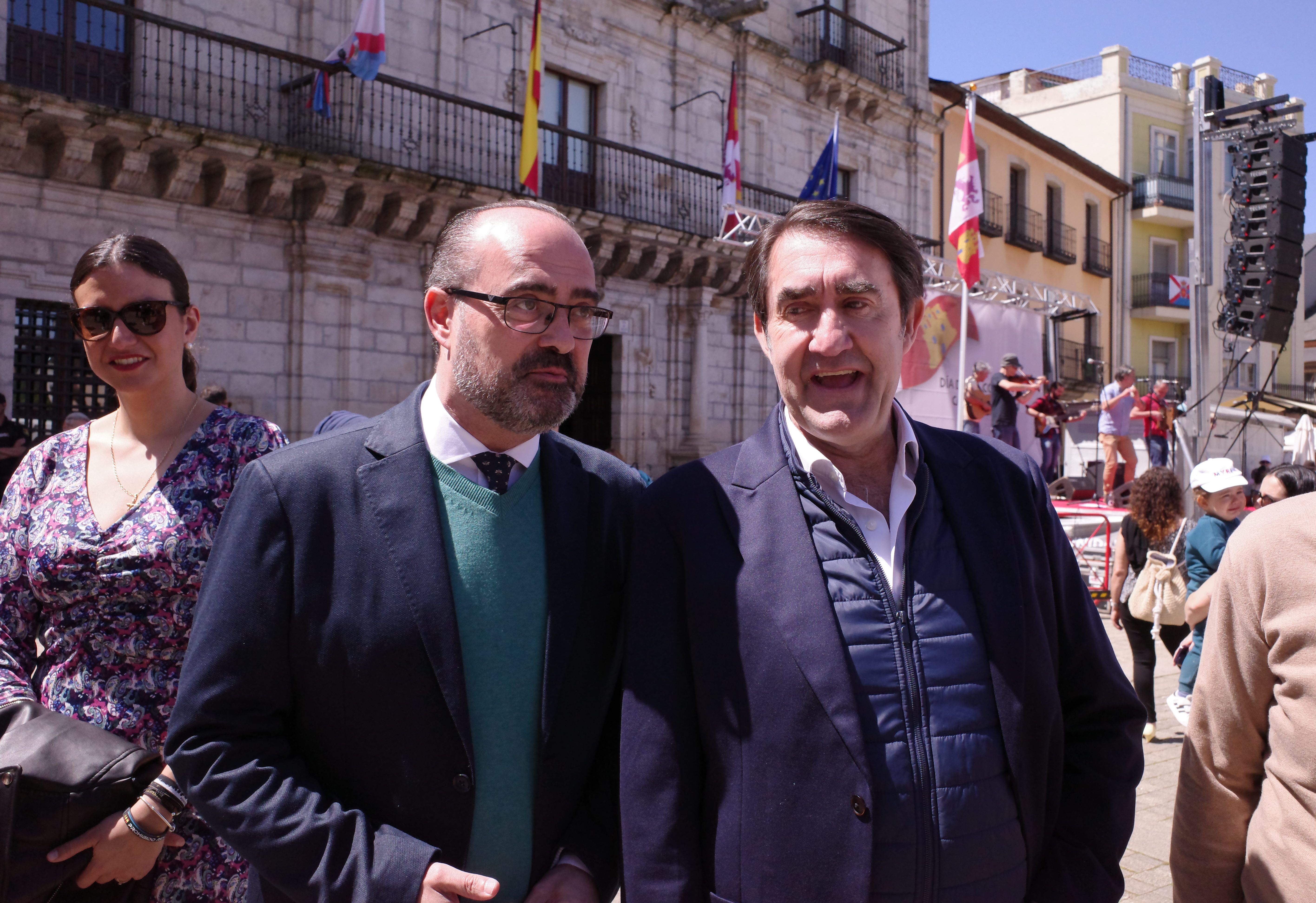 Suárez-Quiñones (d)  junto a Morala (i) en su visita a Ponferrada. | César Sánchez (Ical)