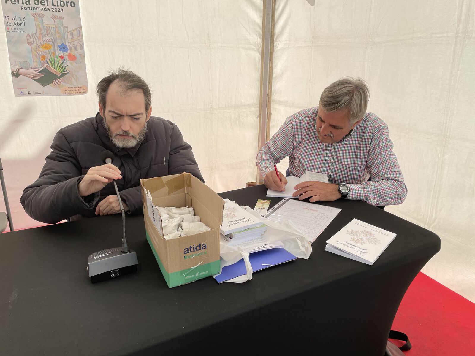 Los autores firmando ayer por la tarde ejemplares de su nueva obra. | J.F.