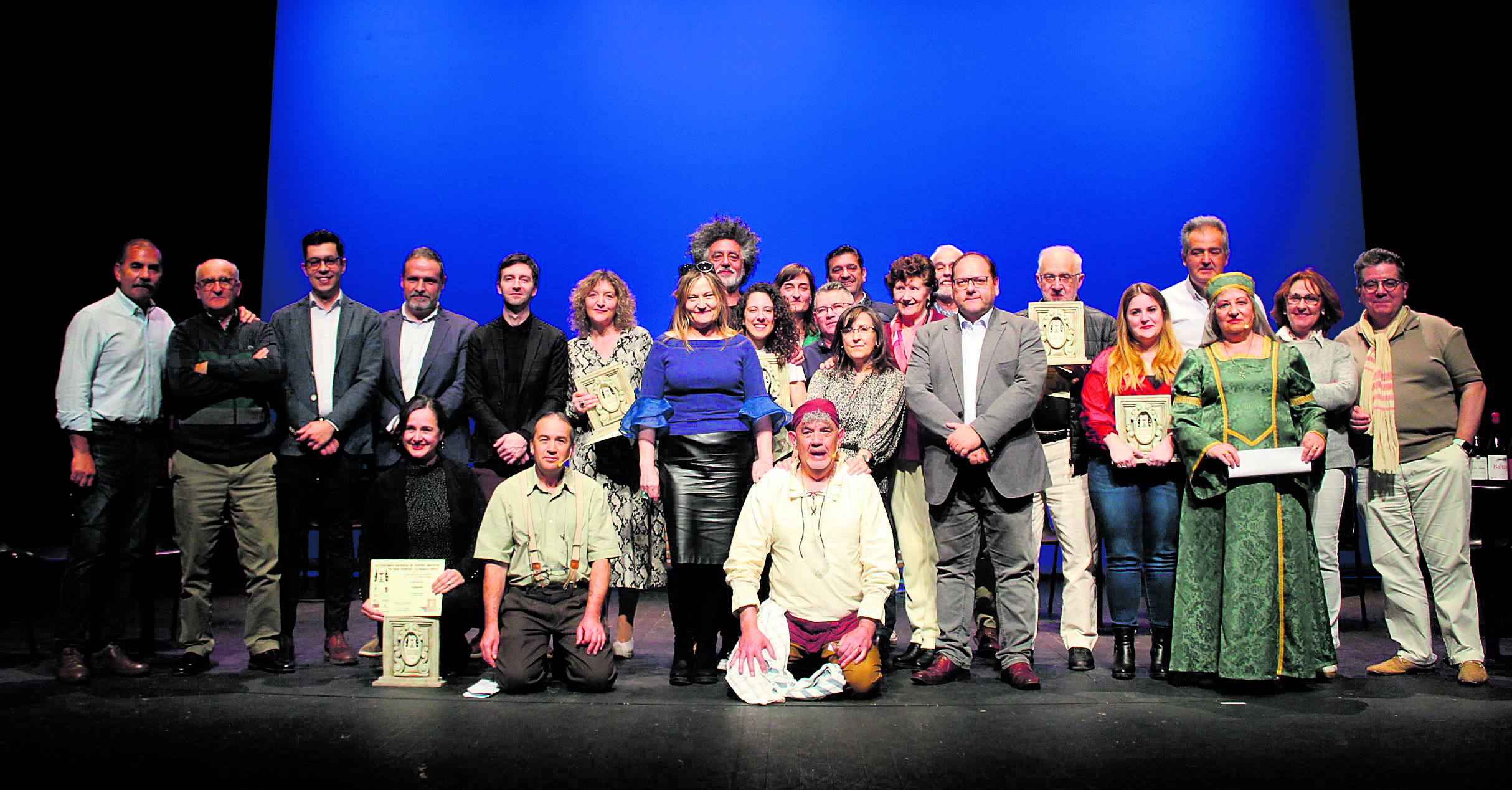 Foto de familia de la gala de clausura y entrega de premios a los ganadores del XII Certamen Nacional de Teatro Amateur ‘In Vino Veritas’ de La Bañeza.