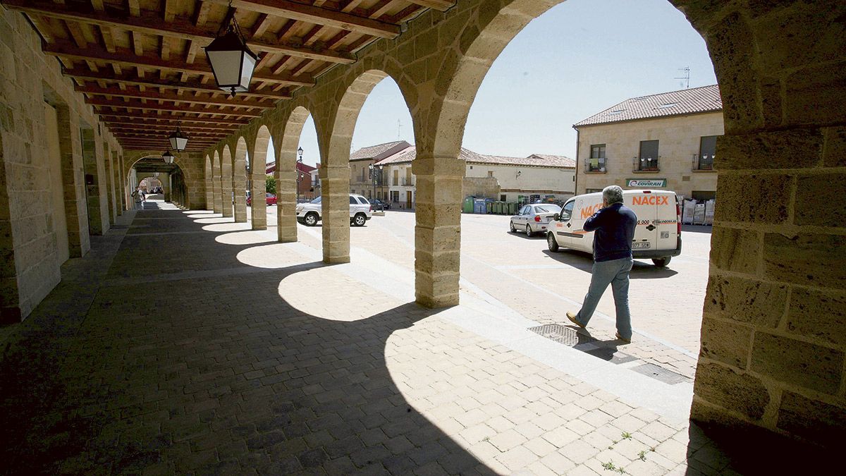Imagen de archivo de una de las calles del pueblo de Valderas. | ICAL