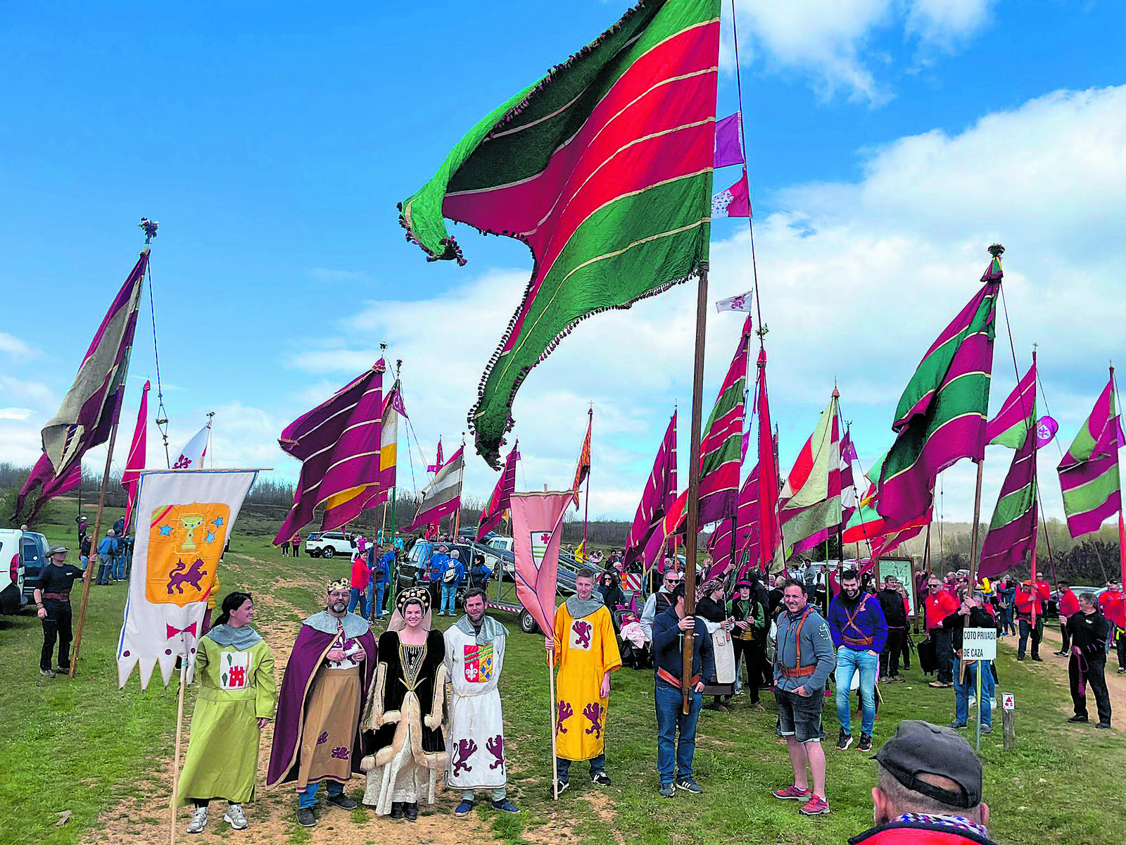 Un total de 34 pendones participaron este lunes en los actos organizados en Almanza con motivo de la celebración de la festividad del 23 de abril. | V.S.V.