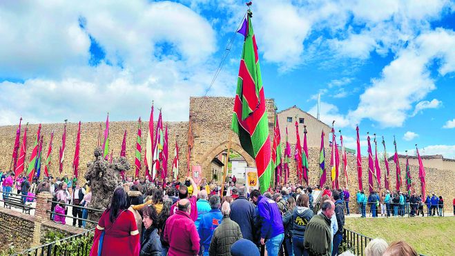 El desfile concluyó junto a la recién rehabilitada muralla de la villa. | V.S.V.