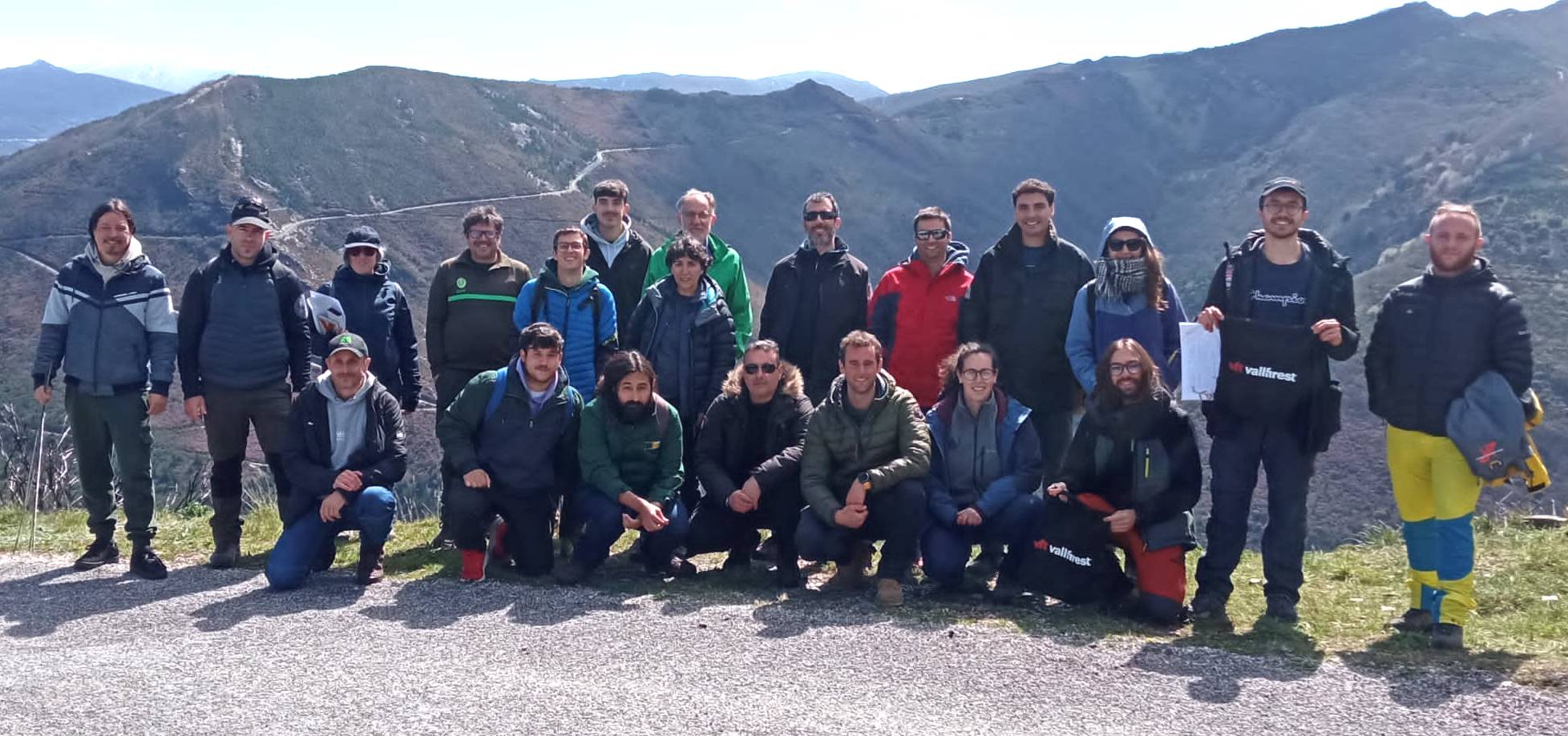 Alumnos en su visita al epicentro del fuego. 