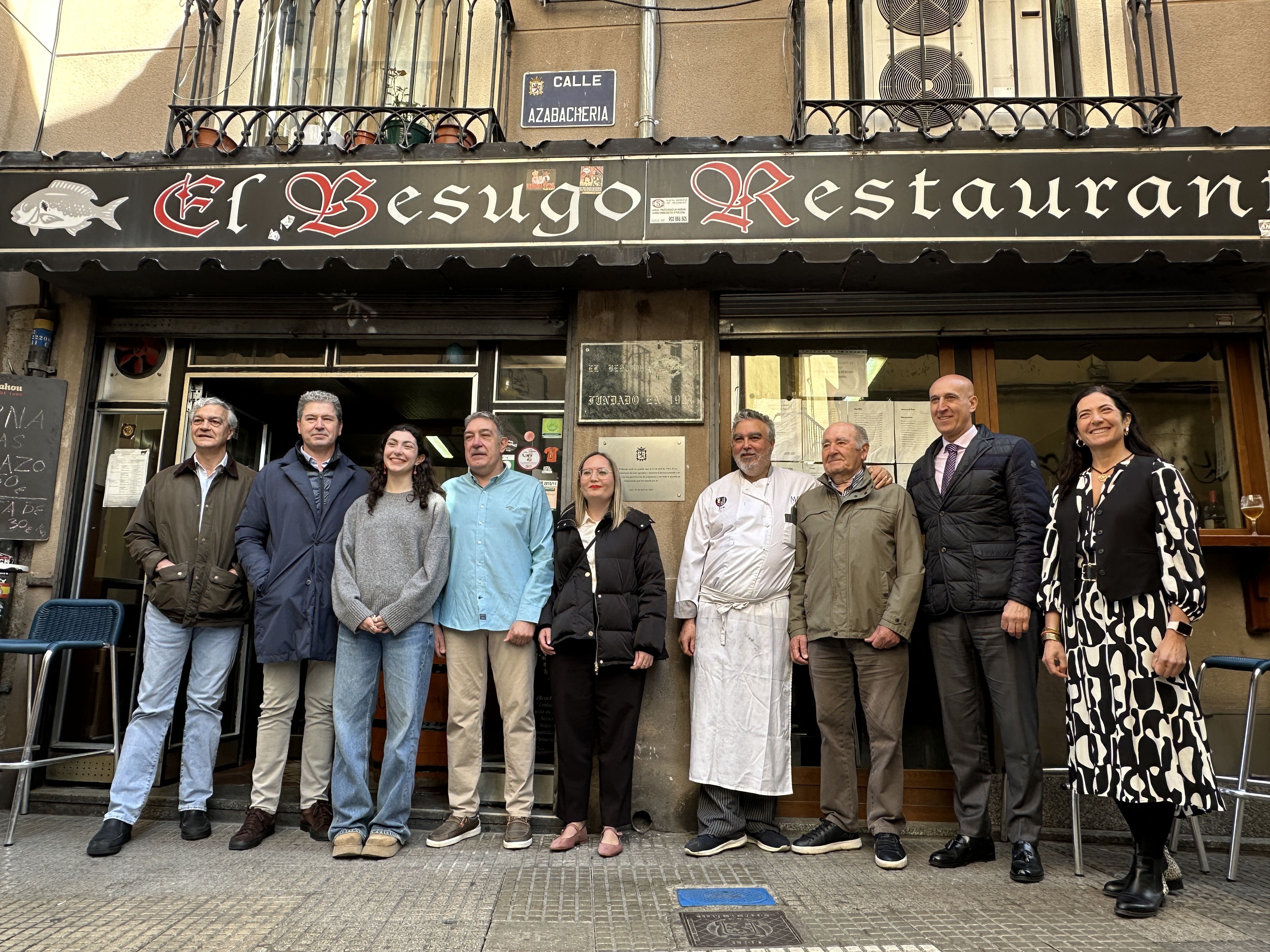 Representantes del Ayuntamiento posan junto a los dueños y trabajadores del restaurante El Besugo.