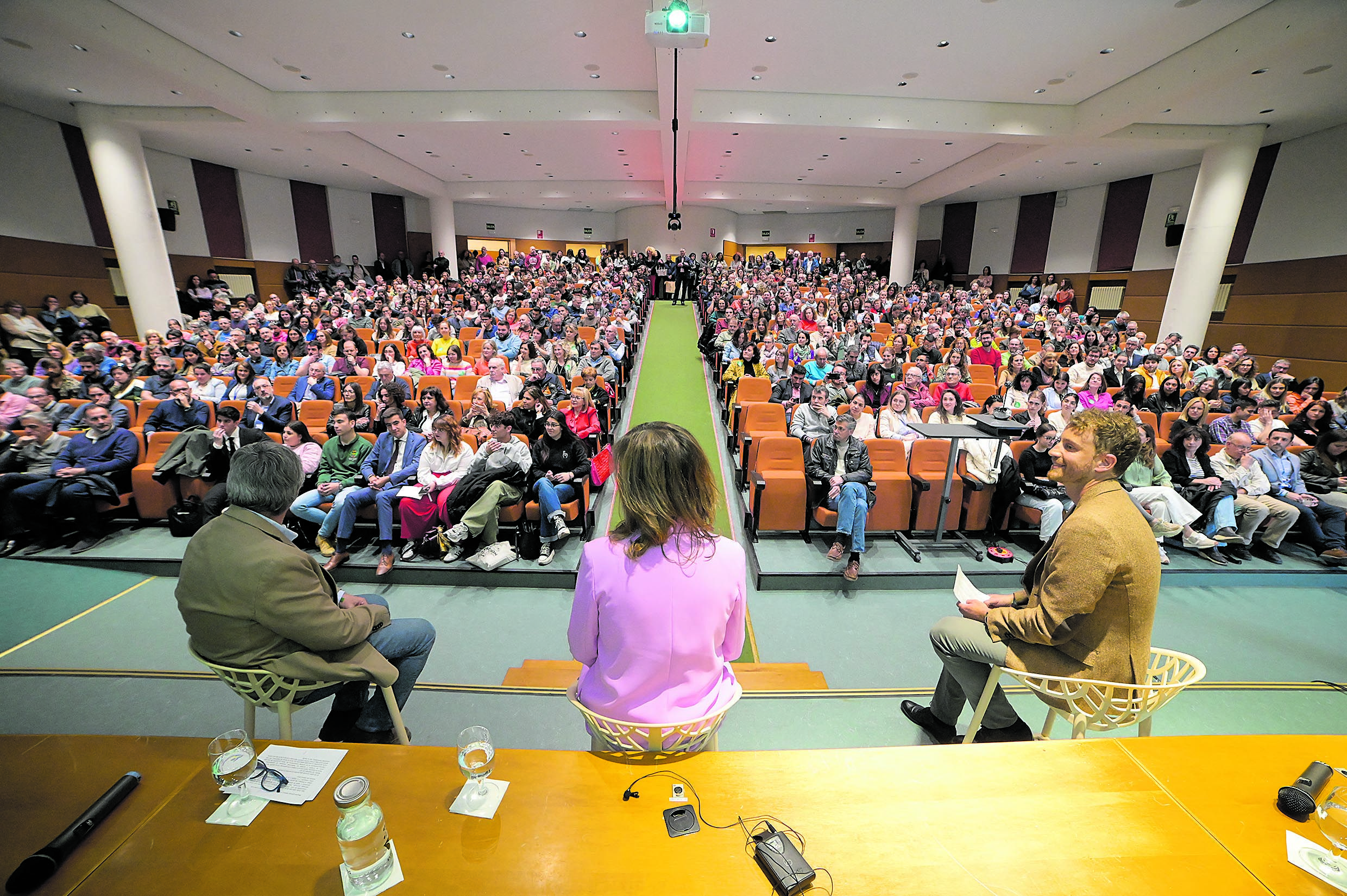 Más de 600 personas acudieron al acto de campaña de la candidata a rectora Nuria González. | MAURICIO PEÑA