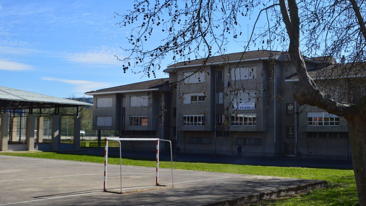 El colegio La Puebla de Ponferrada tiene actualmente solo 32 alumnos y Educación plantea el cierre. | L.N.C.