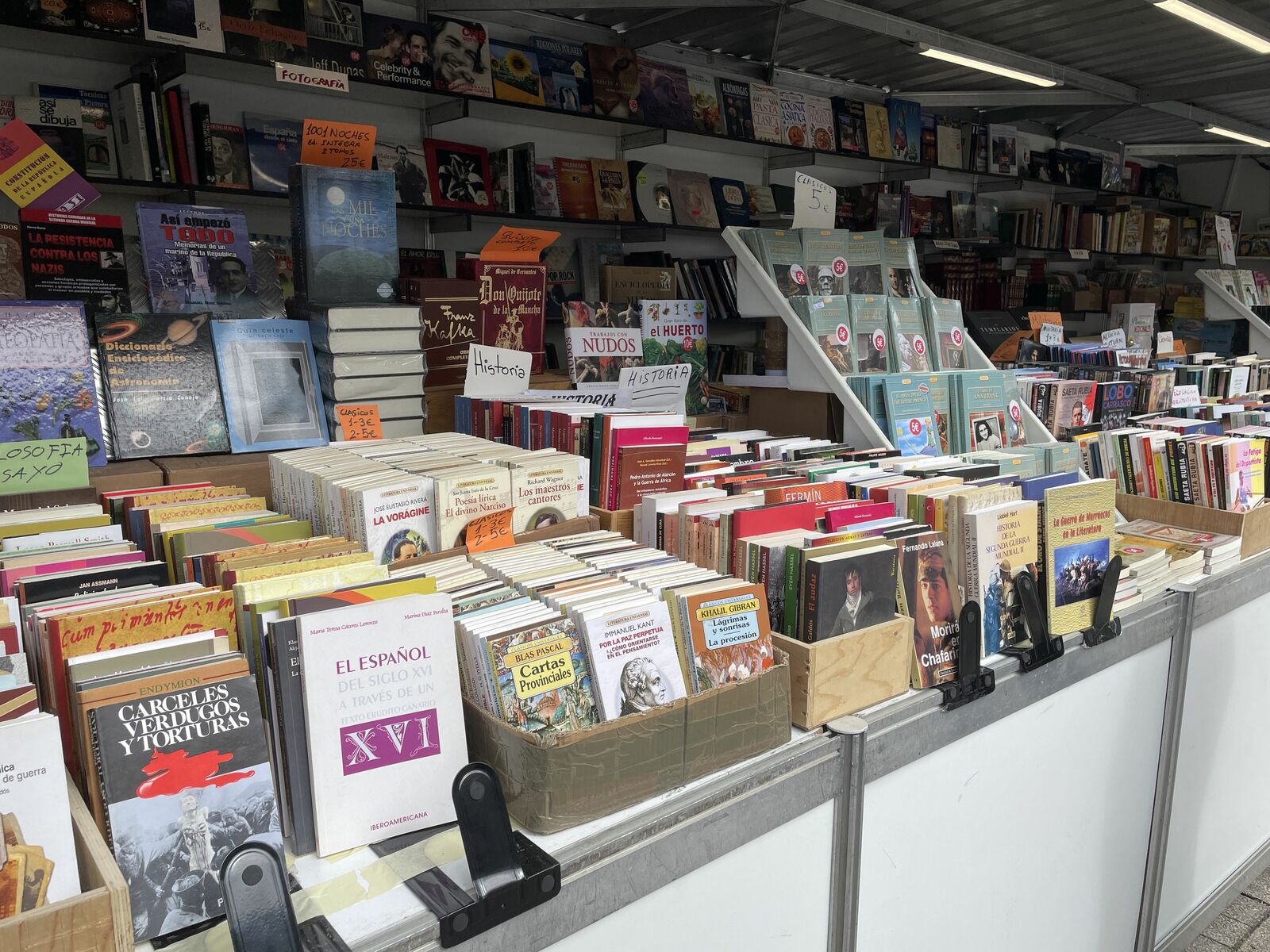 La Feria del Libro Antiguo y de Ocasión está ubicada en la Plaza del Ayuntamiento de Ponferrada. | J.F.