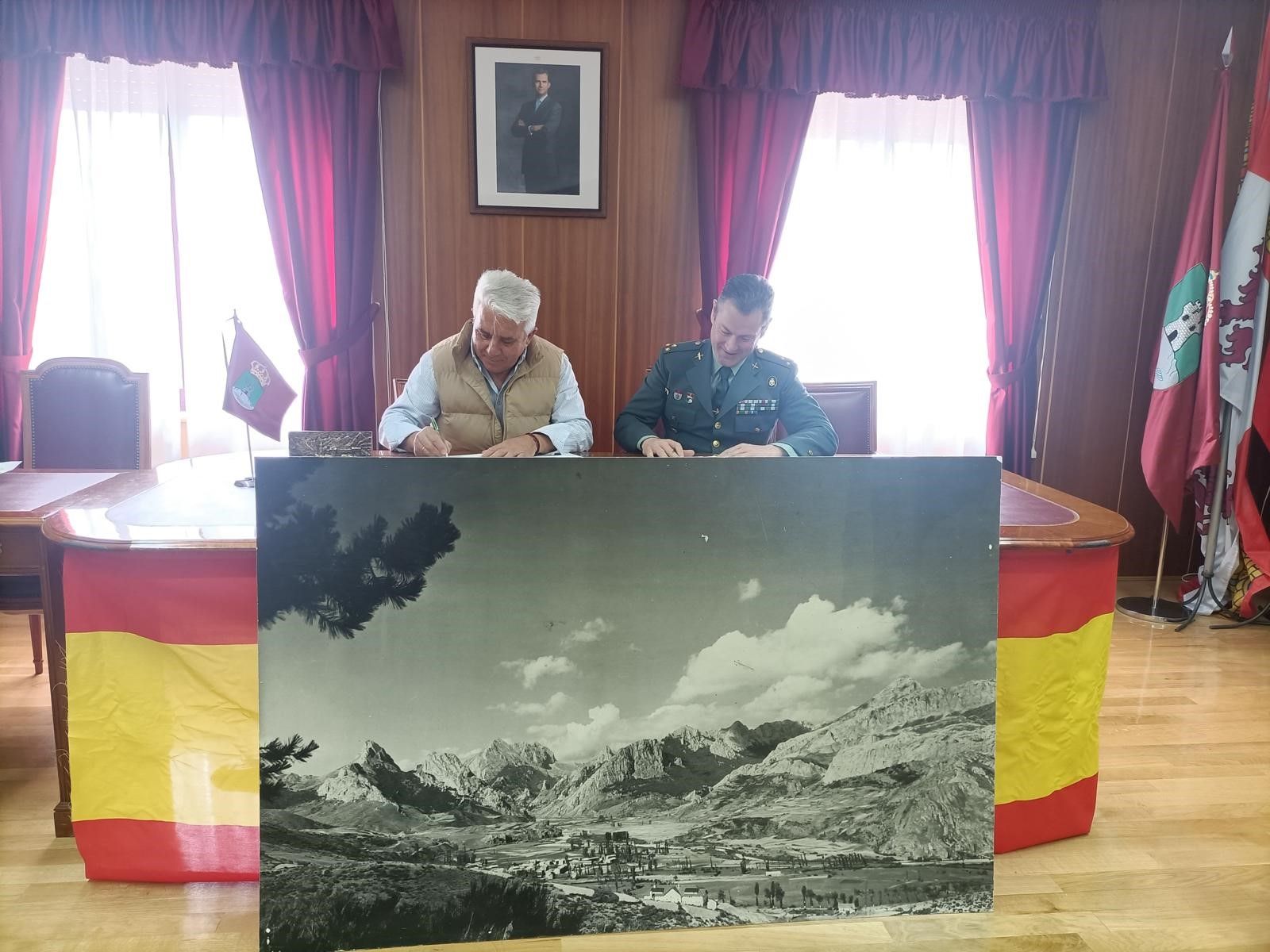 Recepción de la fotografía en el Ayuntamiento de Riaño. | L.N.C.