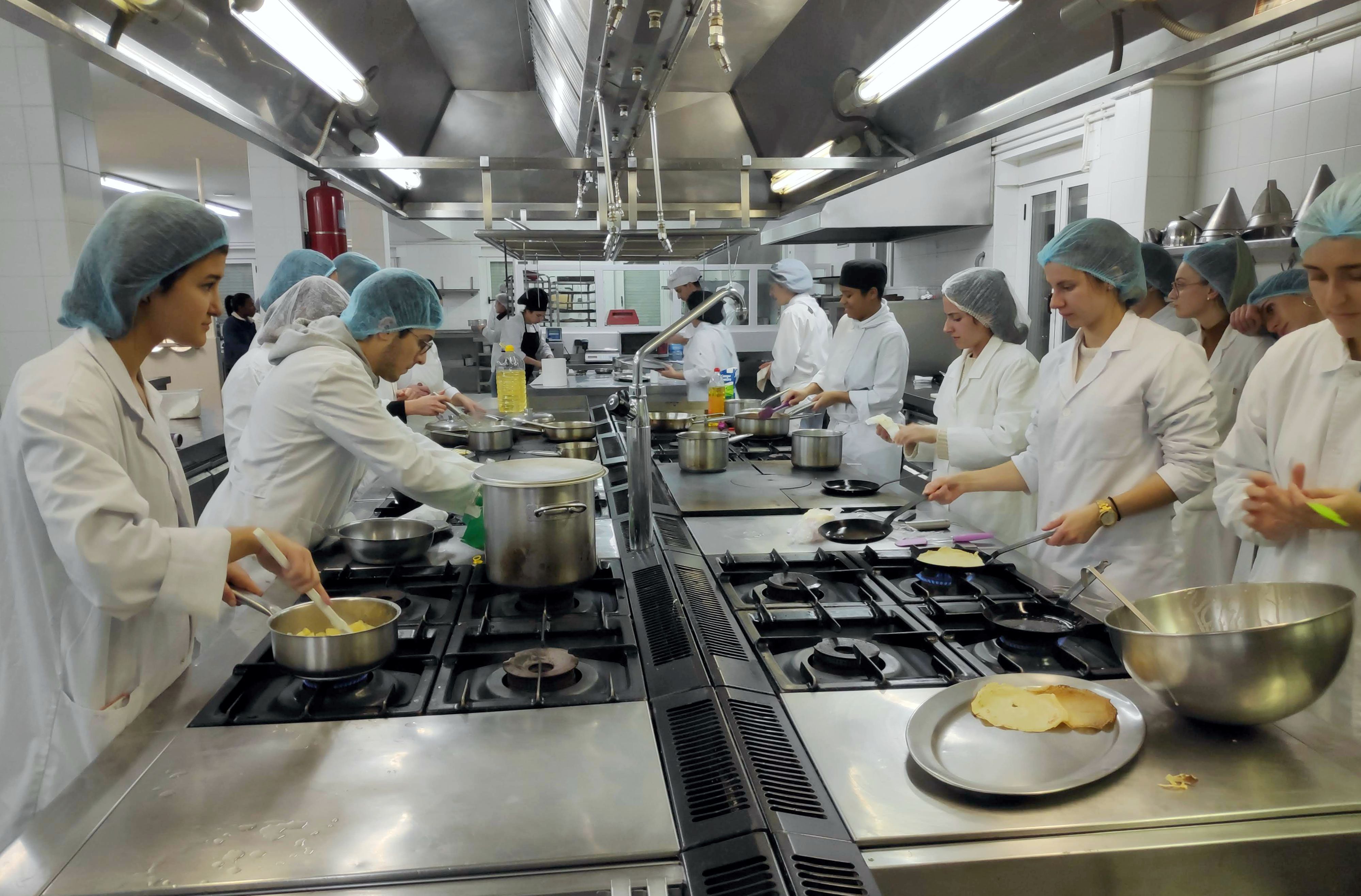 El objetivo de este Grado es formar a nuevos profesionales con conocimientos, habilidades y destrezas en ciencias culinarias y gastronómicas. | L.N.C.