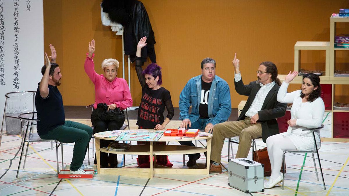 Las manías y las fobias de los diferentes personajes de la obra ‘Tic, tac, toc’ centran esta comedia que aboga por el respeto y la tolerancia como modelos de convivencia entre los seres humanos. Las manías y las fobias de los diferentes personajes de la obra ‘Tic, tac, toc’ centran esta comedia que aboga por el respeto y la tolerancia como modelos de convivencia entre los seres humanos.
