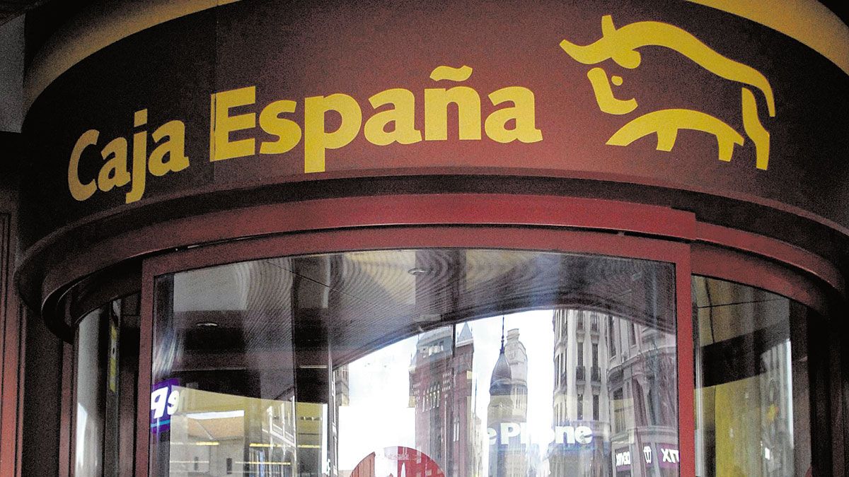 Una sucursal de Caja España en la capital leonesa. | MAURICIO PEÑA