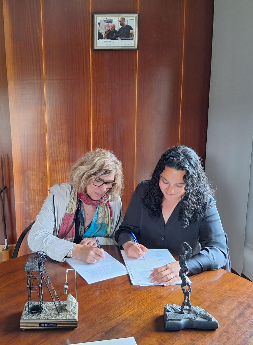 Firma del acuerdo de cogobierno entre ambas formaciones. 