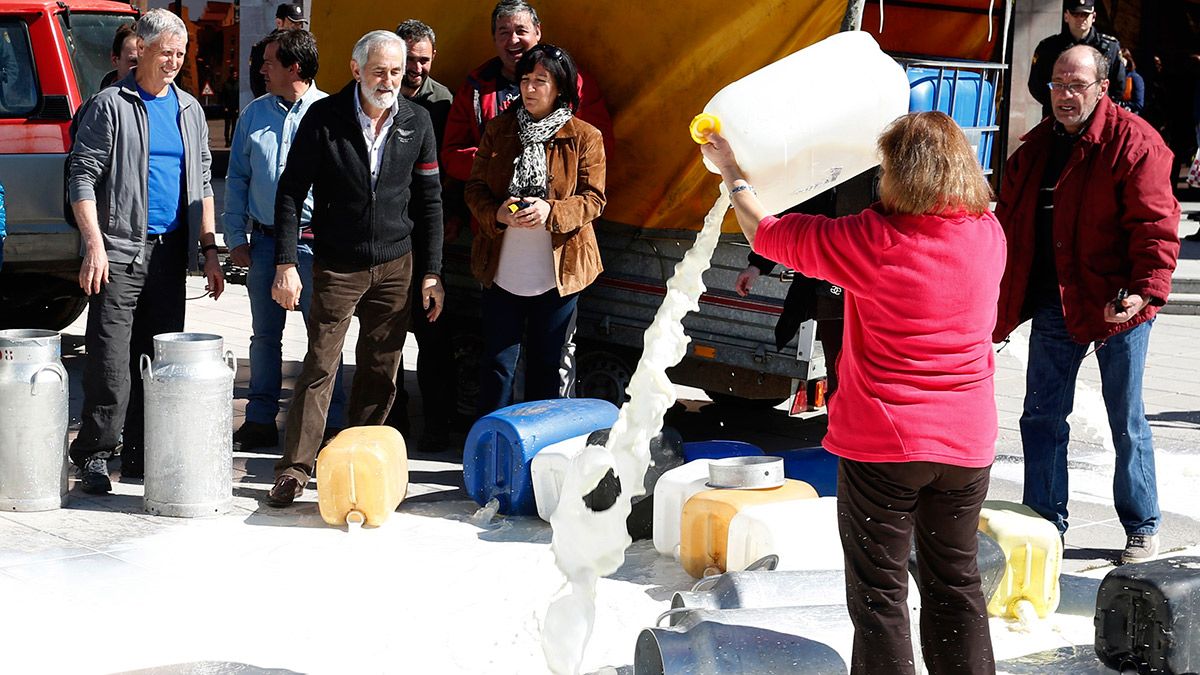 Los ganaderos derramaron leche en señal de protesta este miércoles frente a la Junta. | ICAL