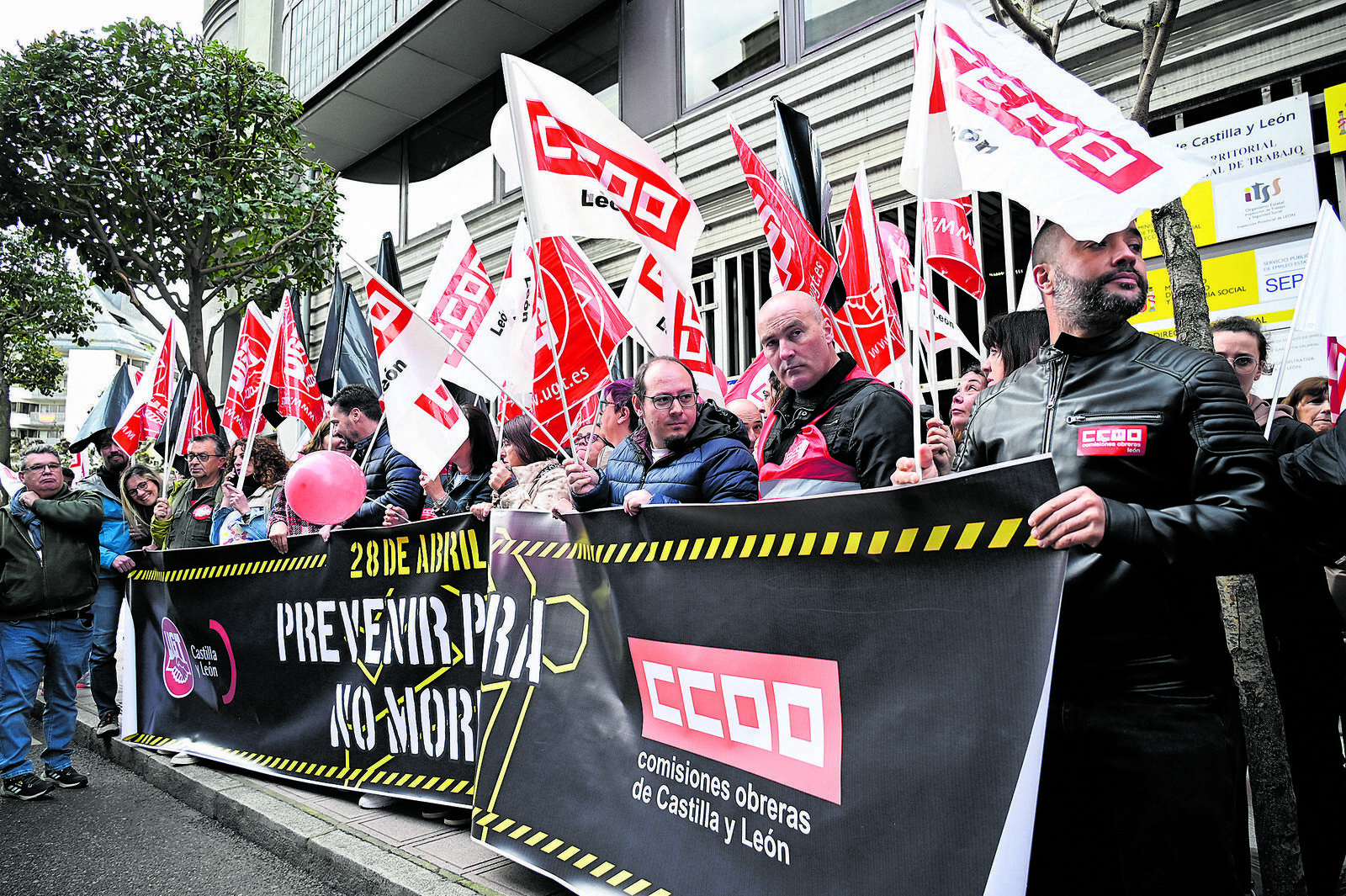 Concentración organizada por CCOO y UGT en la capital leonesa. | SAÚL ARÉN