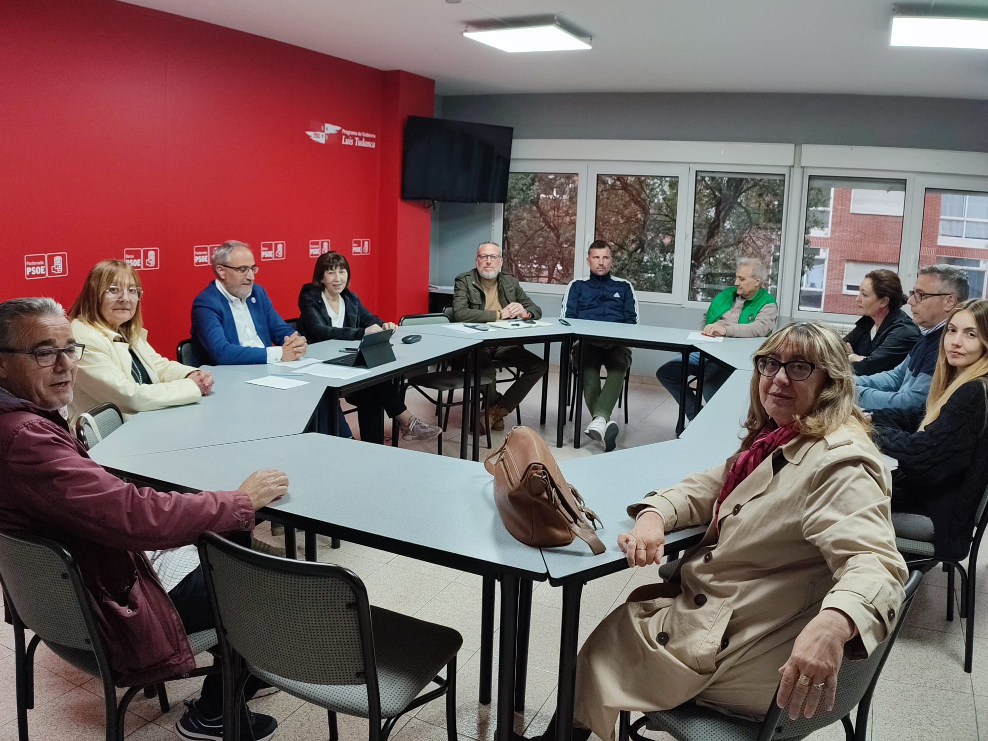 Ejecutiva local extraordinaria del PSOE para presentar su apoyo a Sánchez. 