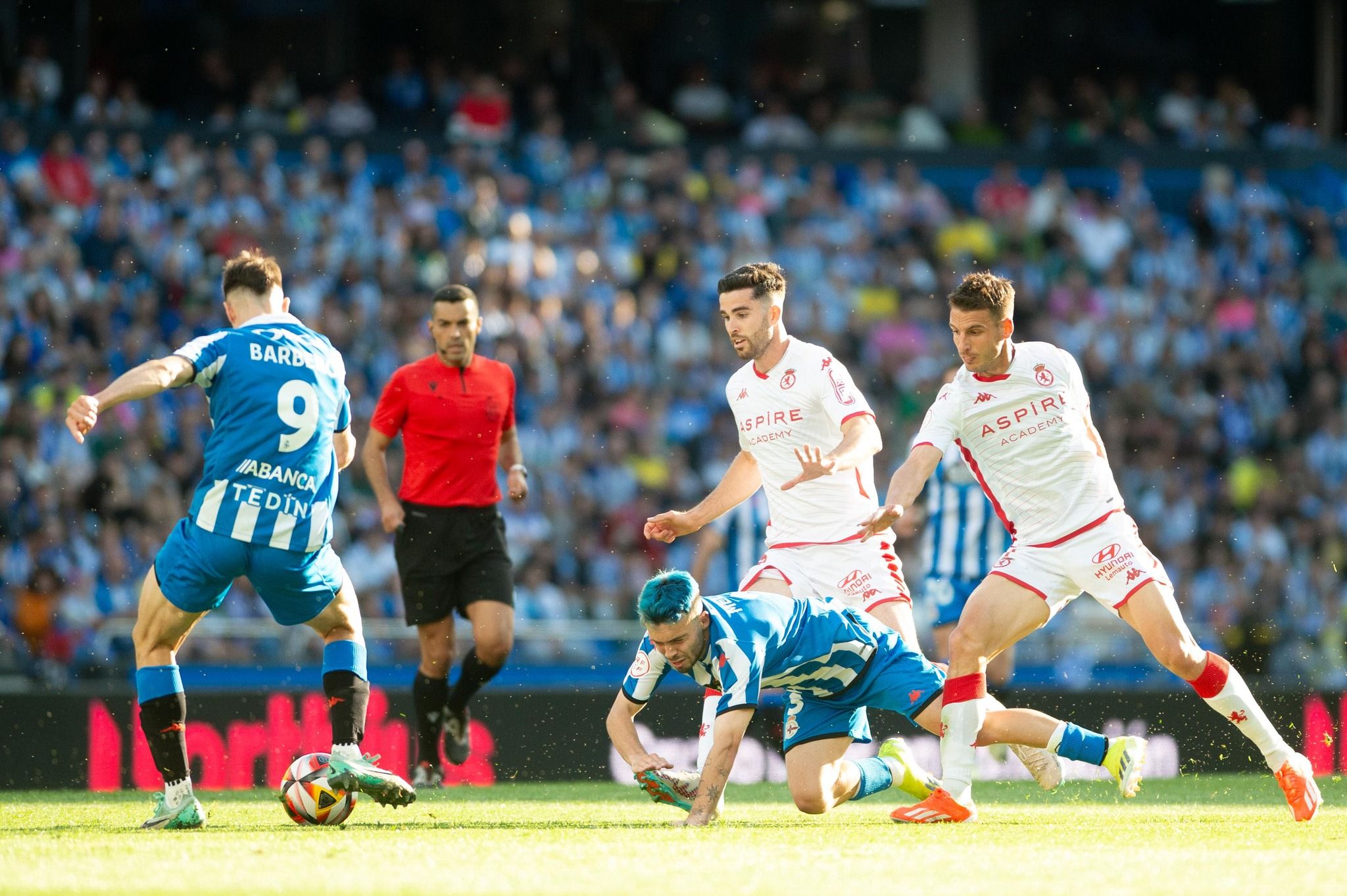 Barri y Calderón presionan la salida de balón del Deportivo. | RCDEPORTIVO