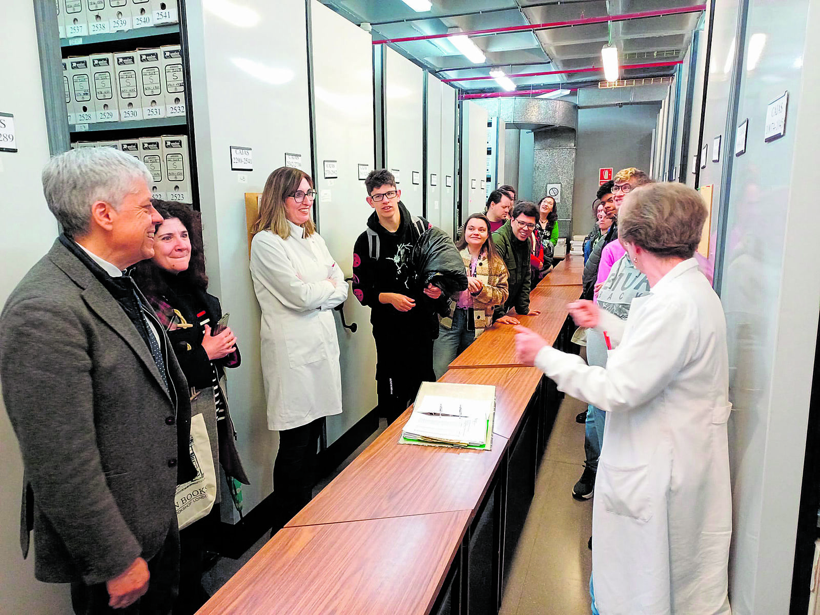 Un instante de la visita al archivo de la Delegación Territorial de la Junta. | L.N.C.