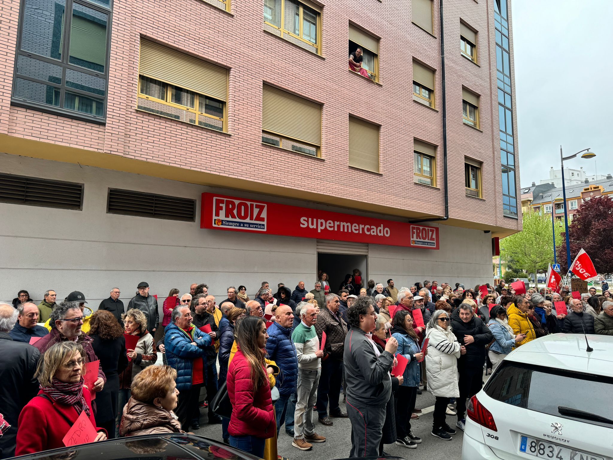 Rodean la sede del PSOE de León al grito de "Pedro, sí vale la pena". | L.N.C.