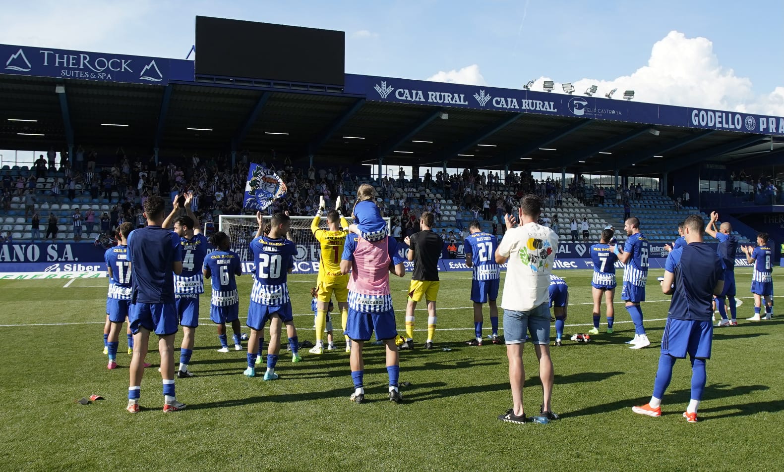 Los jugadores de la Deportiva agradecen el apoyo de su afición frente al Logroñés. | SDP