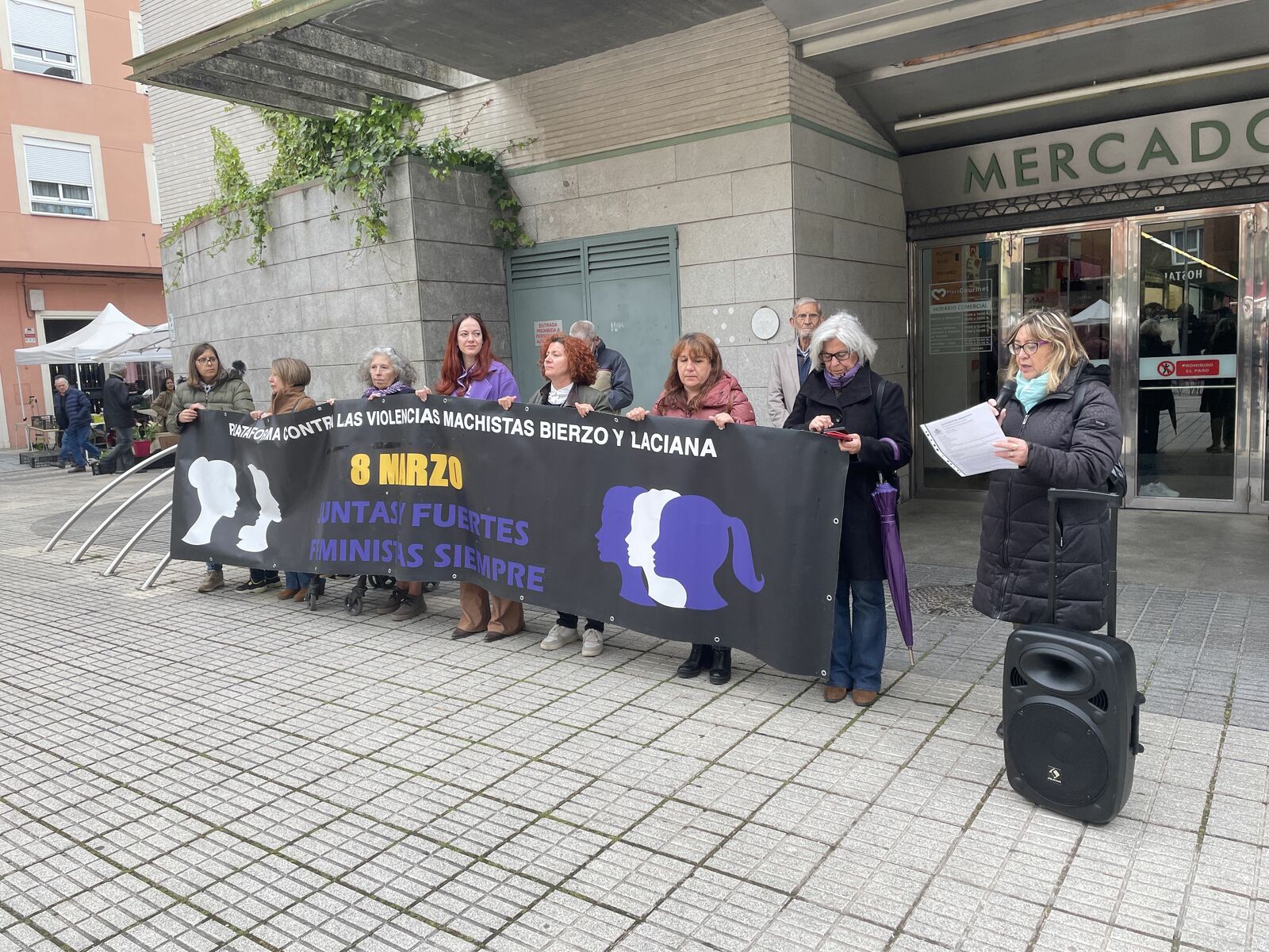 Concentración en el Mercado de Abastos de Ponferrada en un nuevo ‘sábado sin sol’. | J.F.