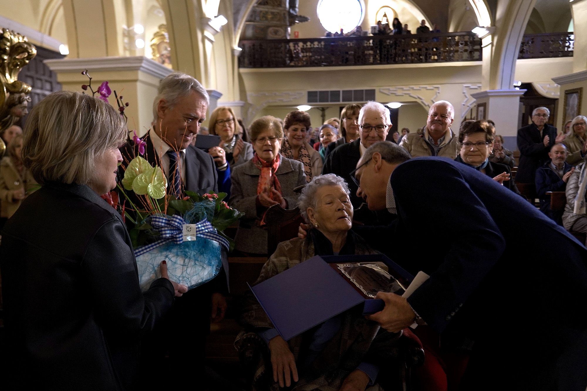 La cumpleañera recibió un ramo de flores y una placa conmemorativa. | L.N.C.