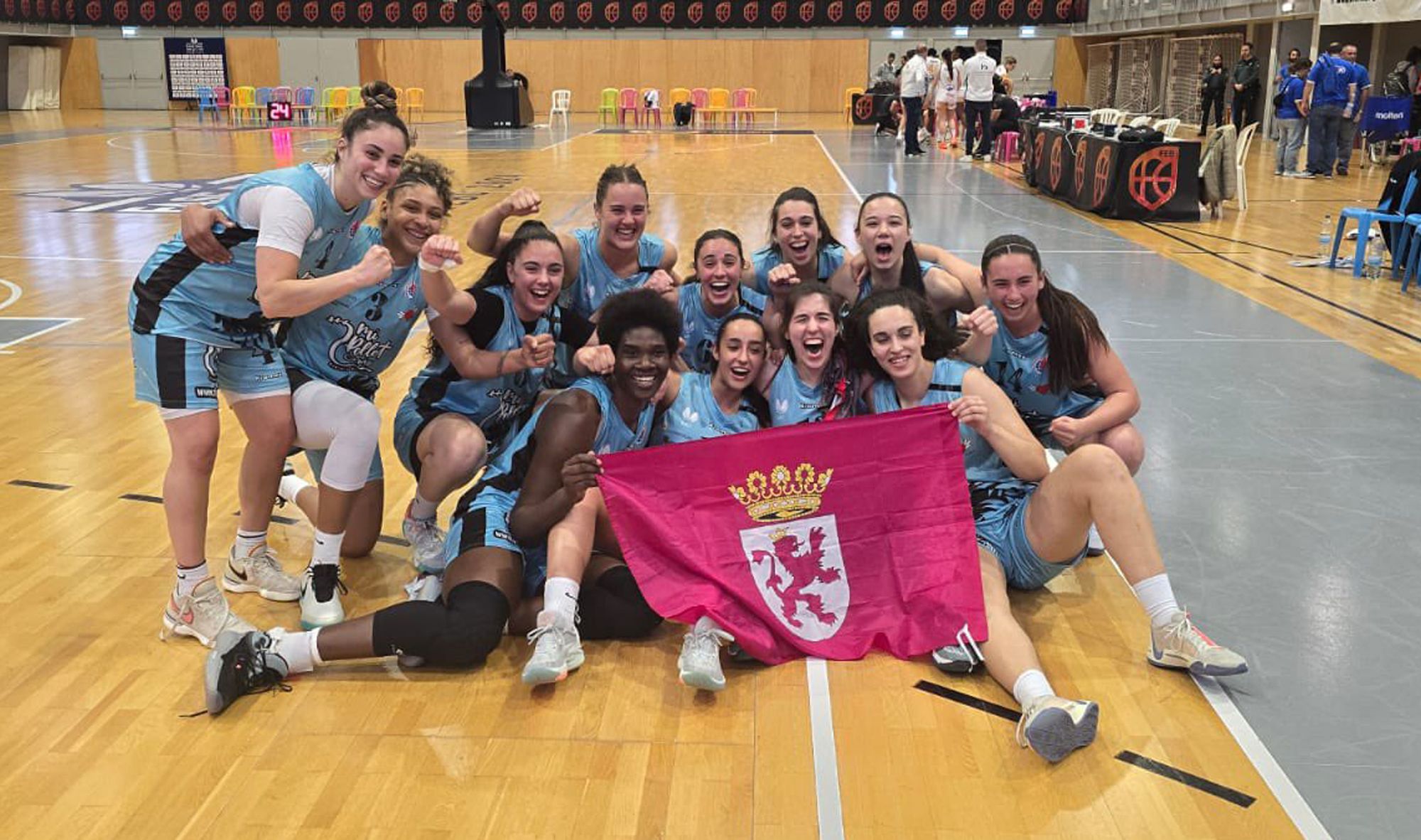 Las jugadoras del BF León festejan el triunfo en Utebo. | BFEMENINOLEON