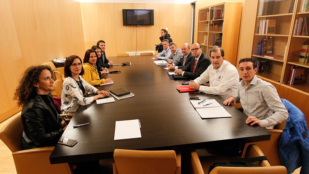 La patronal Carbunión y los sindicatos CCOO y UGT, en su sección de la minería del carbón, se reúnen con representantes del grupo parlamentario Socialista.| ICAL La patronal Carbunión y los sindicatos CCOO y UGT, en su sección de la minería del carbón, se reúnen con representantes del grupo parlamentario Socialista.| ICAL