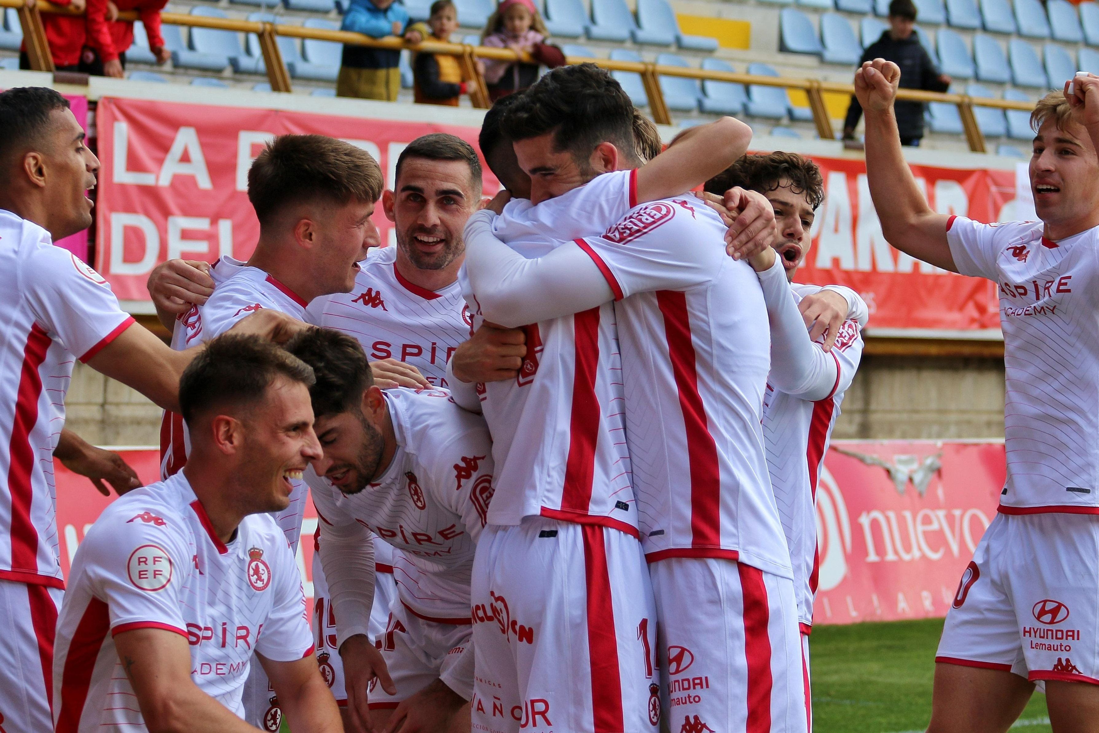 Barri celebra con Berto el gol que suponía el 2-0. | CYD