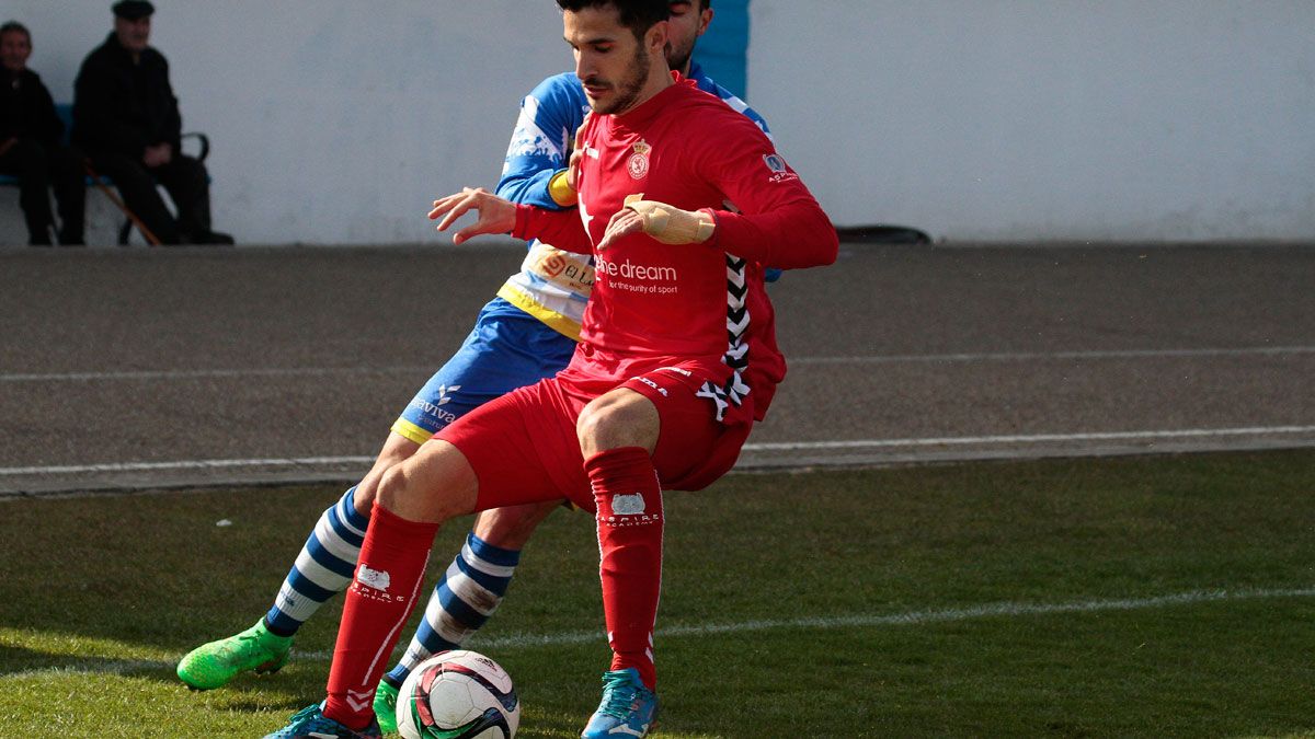 Míchel protege el balón ante la presión de un jugador de la Arandina. | JULIO CALVO (DIARIO DE BURGOS)