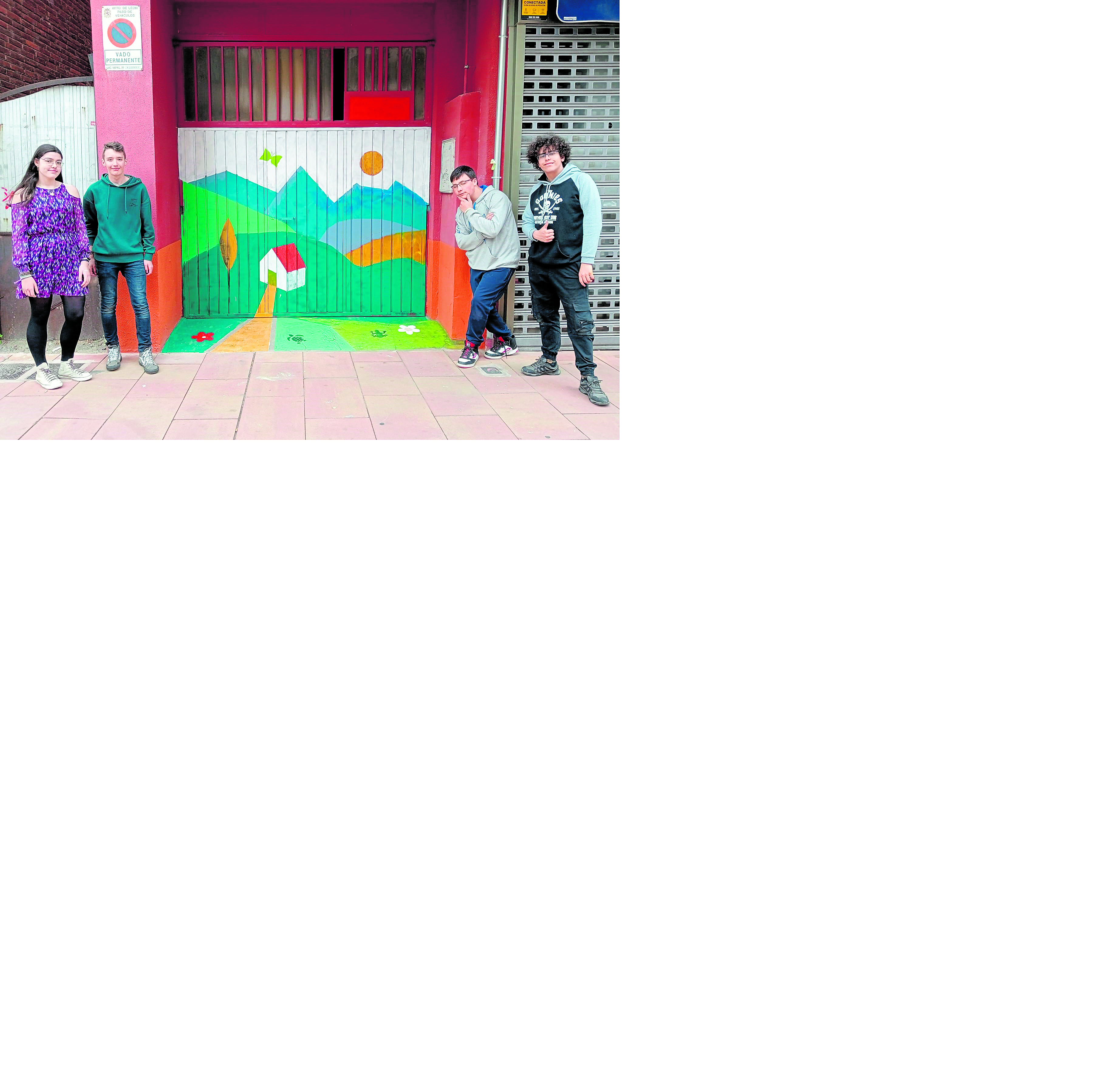 Alumnos quer participaron en la creación del artístico mural. | C. CUENLLAS