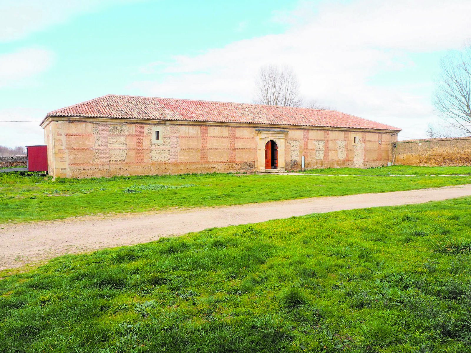 La Panera del monasterio de Sandoval como ha quedado una vez restaurada y en el recuadro como estaba antes de la misma. | HISPANIA NOSTRA