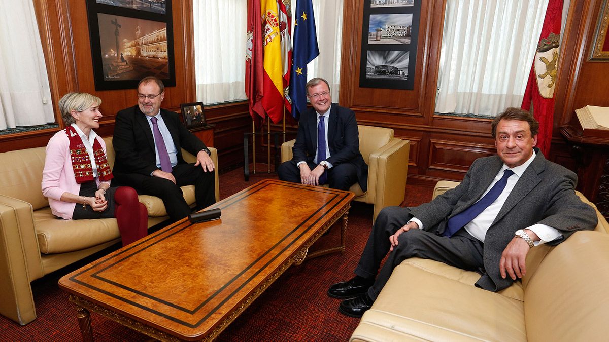 El consejero de Educación de la Junta, Fernando Rey y el alcalde de León, Antonio Silván, se reúnen en el Ayuntamiento de la capital. | ICAL