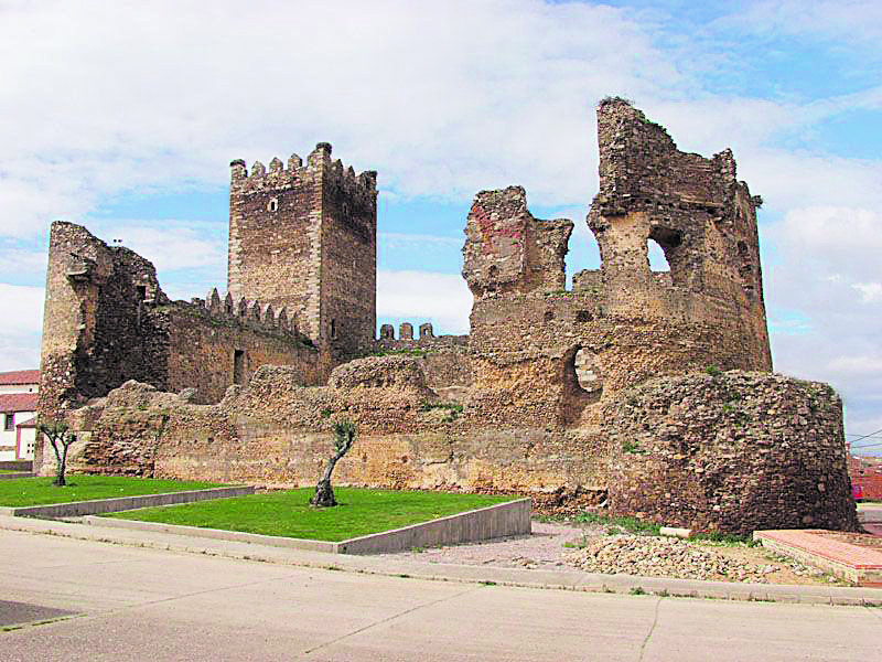 El castillo de Laguna de Negrillos entró en la Lista Roja en 2008 (i) y ha sido el último leonés en saltar a la Lista Verde (octubre de 2022). :: h. nostra