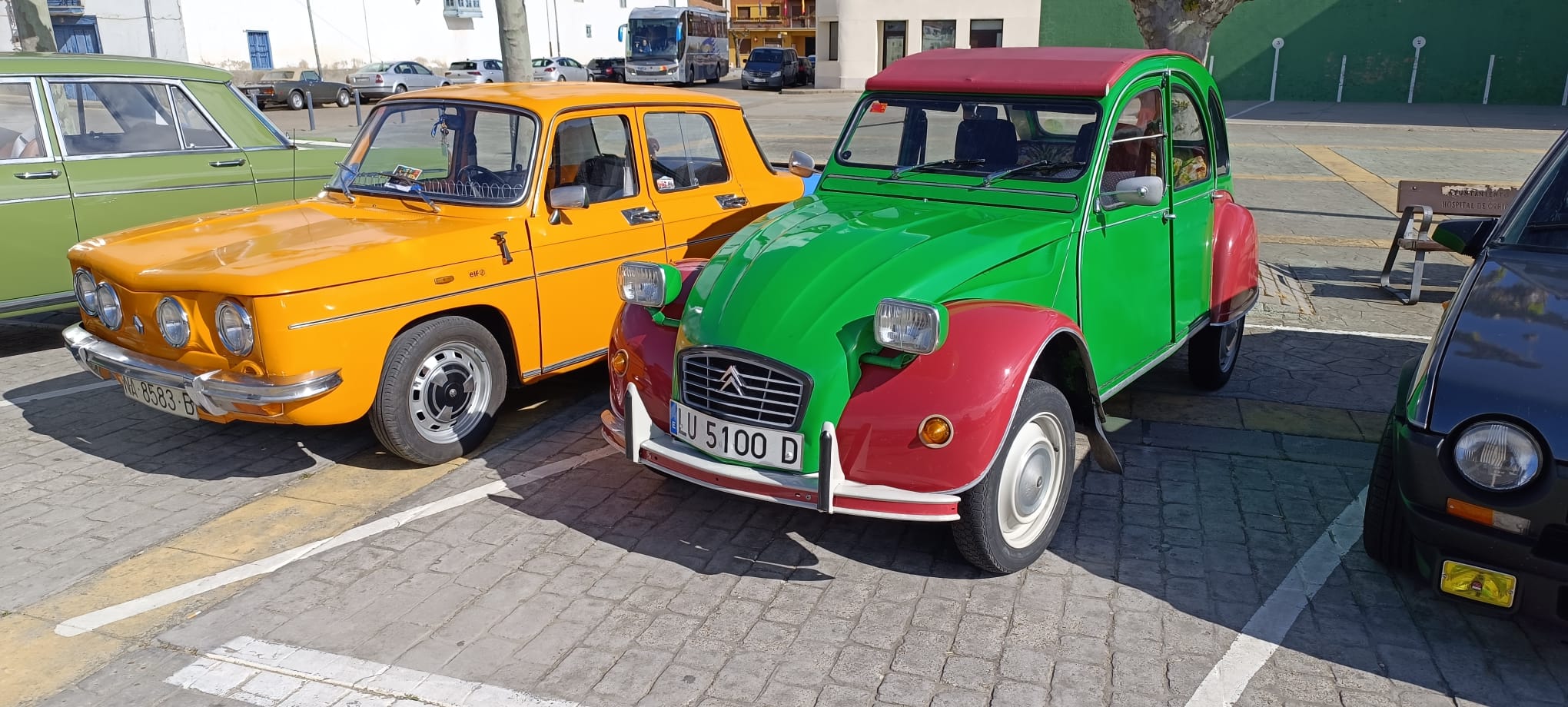 Un centenar de coches clásicos se lucieron en el vento de Hospital de Órbigo. | L.N.C.