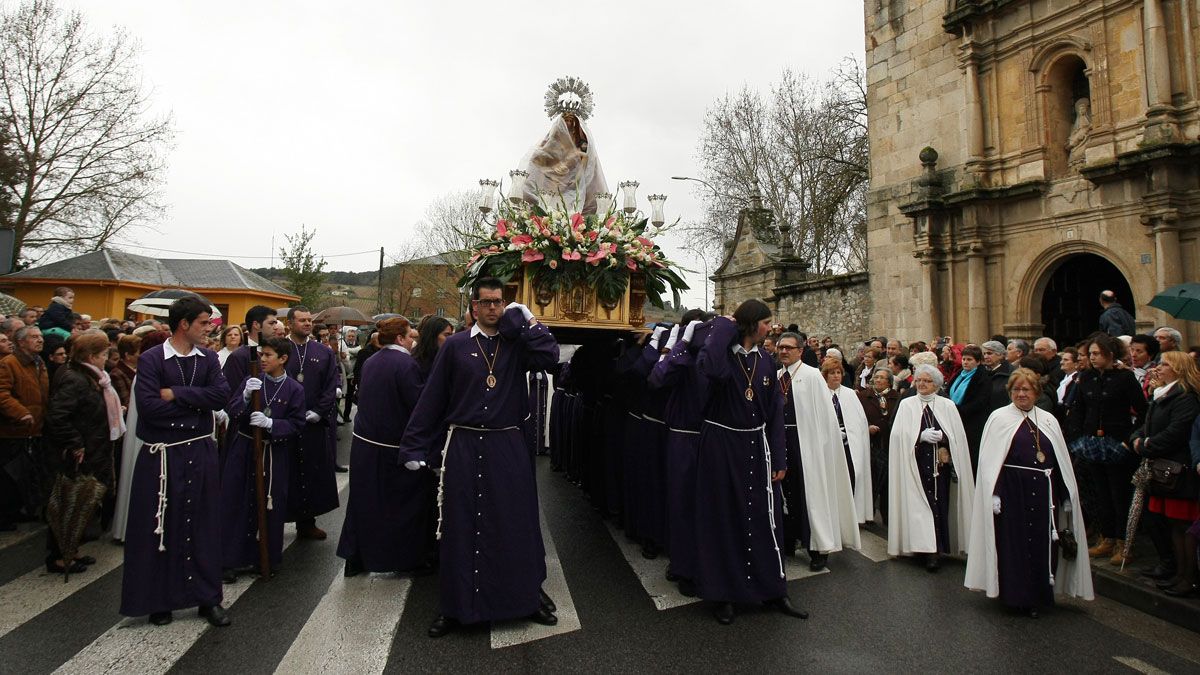 Procesión en honor a la Virgen de la Quinta Angustia, en las Fiestas de Pascua de Cacabelos. | C. SÁNCHEZ (ICAL)