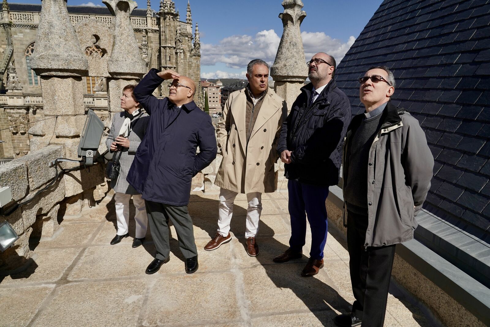 Algunas de las autoridades presentes este lunes en la presentación de ‘El Palacio escondido’. | CAMPILLO (ICAL)