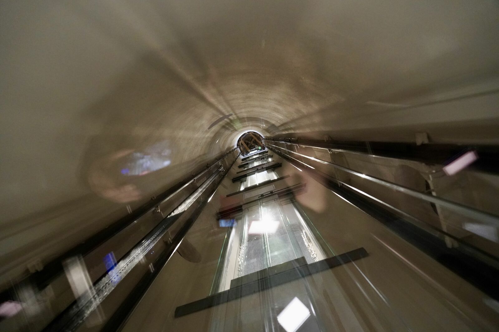 Gaudí diseñó dejó un hueco en la escalera de la torre norte para un ascensor. | CAMPILLO(ICAL)