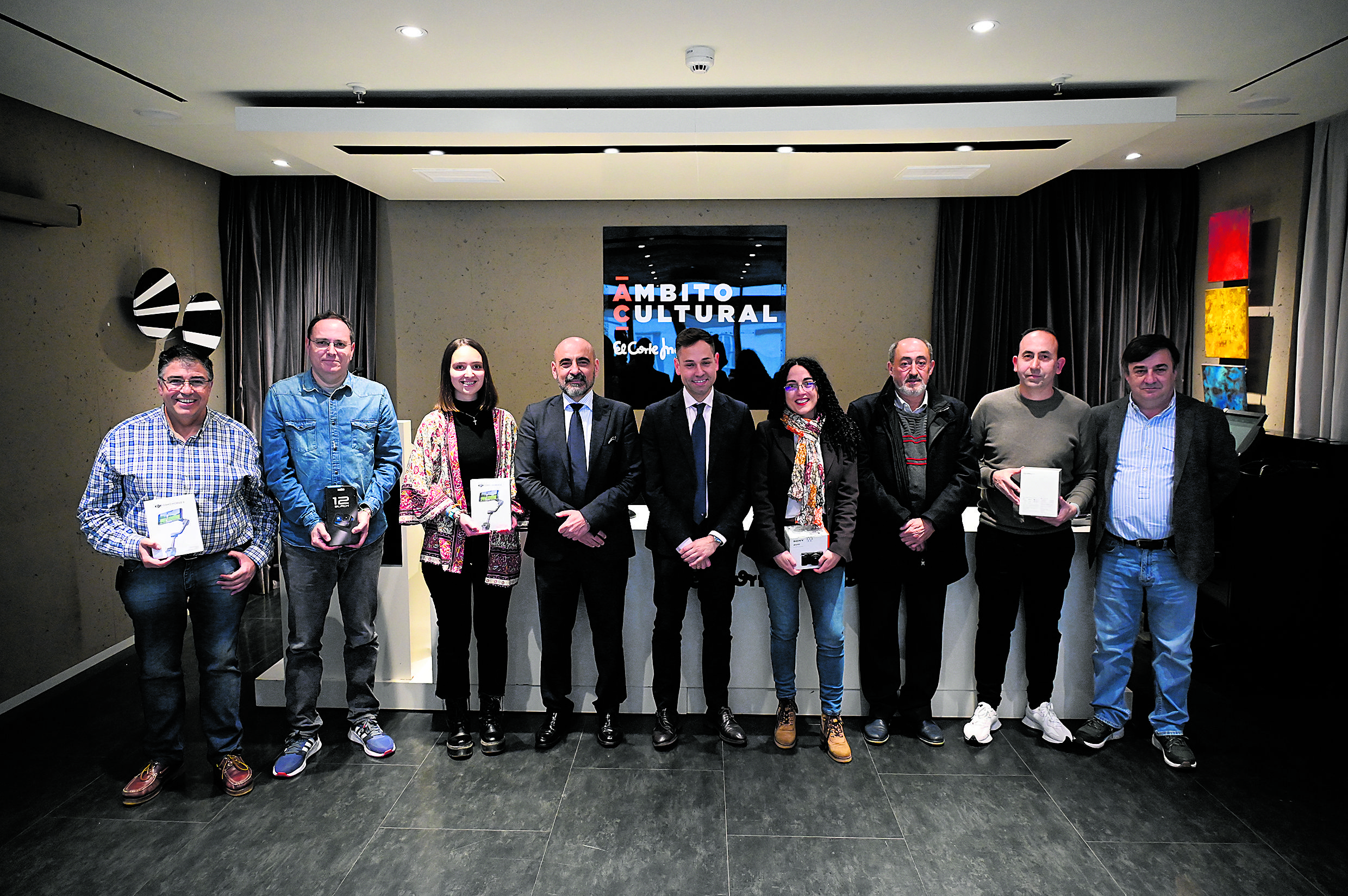 Foto de familia de los ganadores con los organizadores en la sala de ámbito cultural de El Corte Inglés de León.  | SAÚL ARÉN