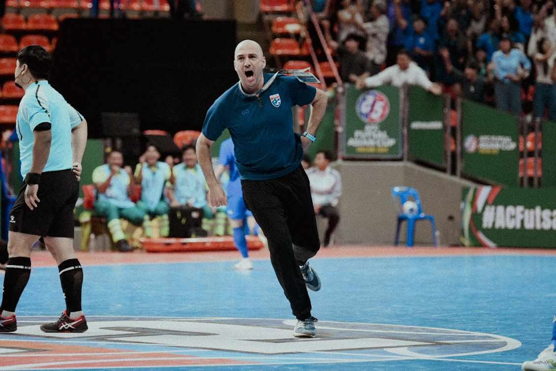 Eloy Alonso celebra corriendo por el medio de la pista el pase a la final. | FUTSAL THAILAND
