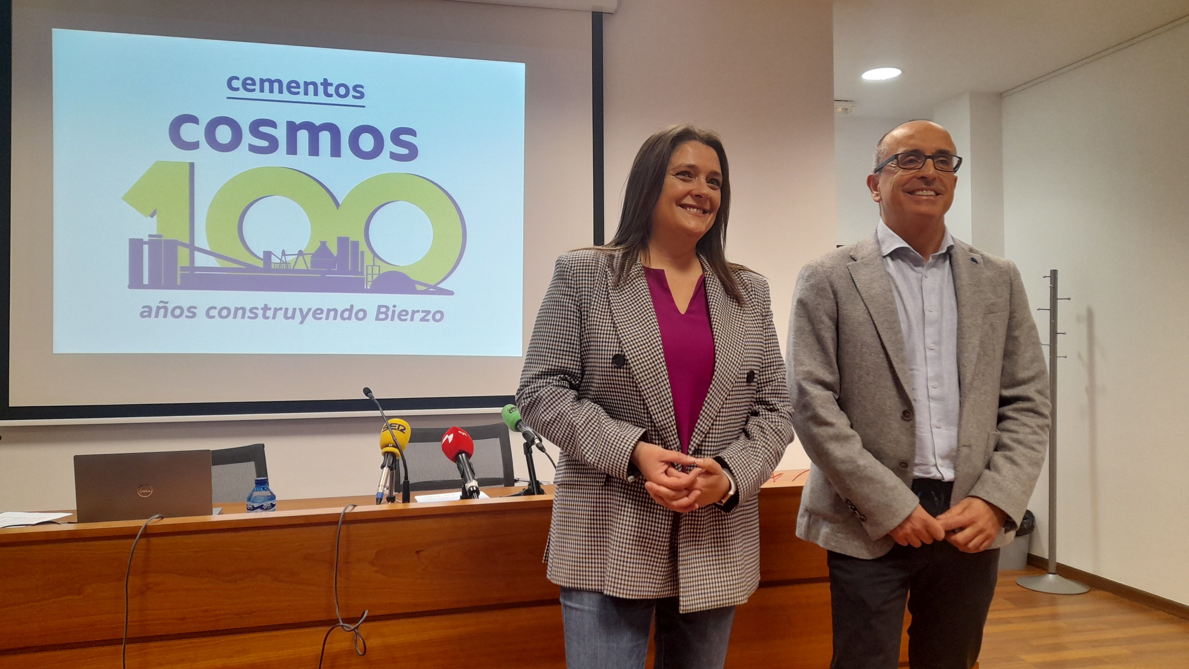 Vetania López, delegada de prensa de Cosmos, con el director de la fábrica, Jaime Santoalla presentando las actividades del centenario. | MAR IGLESIAS