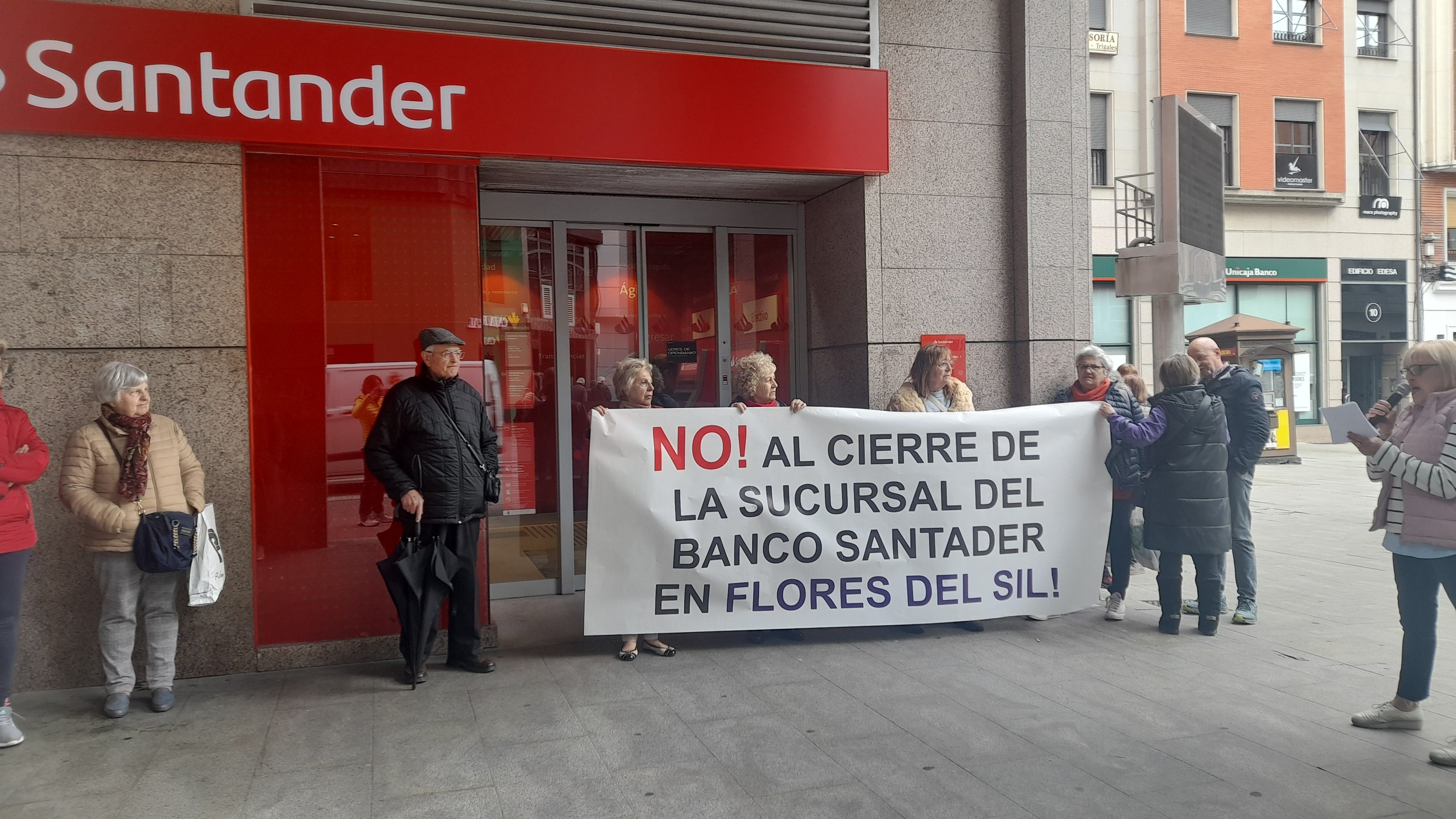 Manifestación frente a las oficinas centrales del Banco Santander. | MAR IGLESIAS