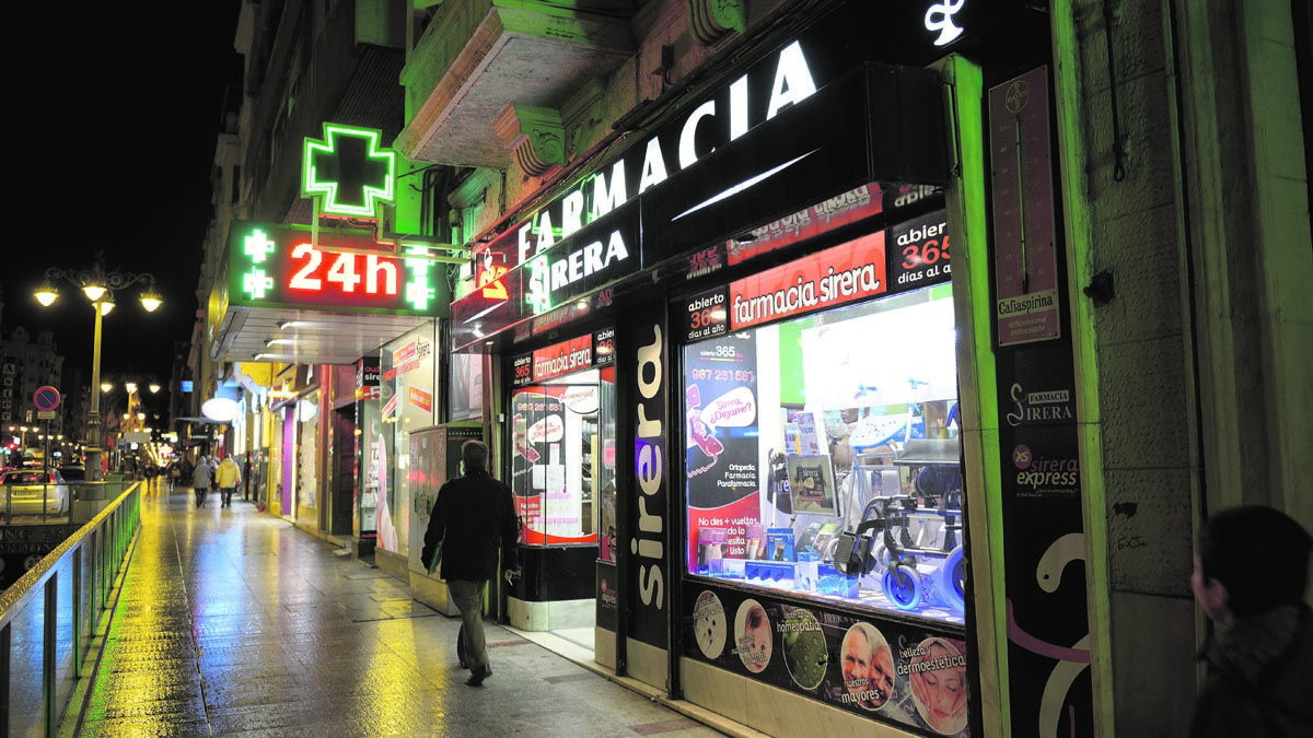 La farmacia Fernández Rodríguez, conocida como Sirera, será la única que siempre estará de guardia 24 horas durante todo el 2015. :: | MAURICIO PEÑA